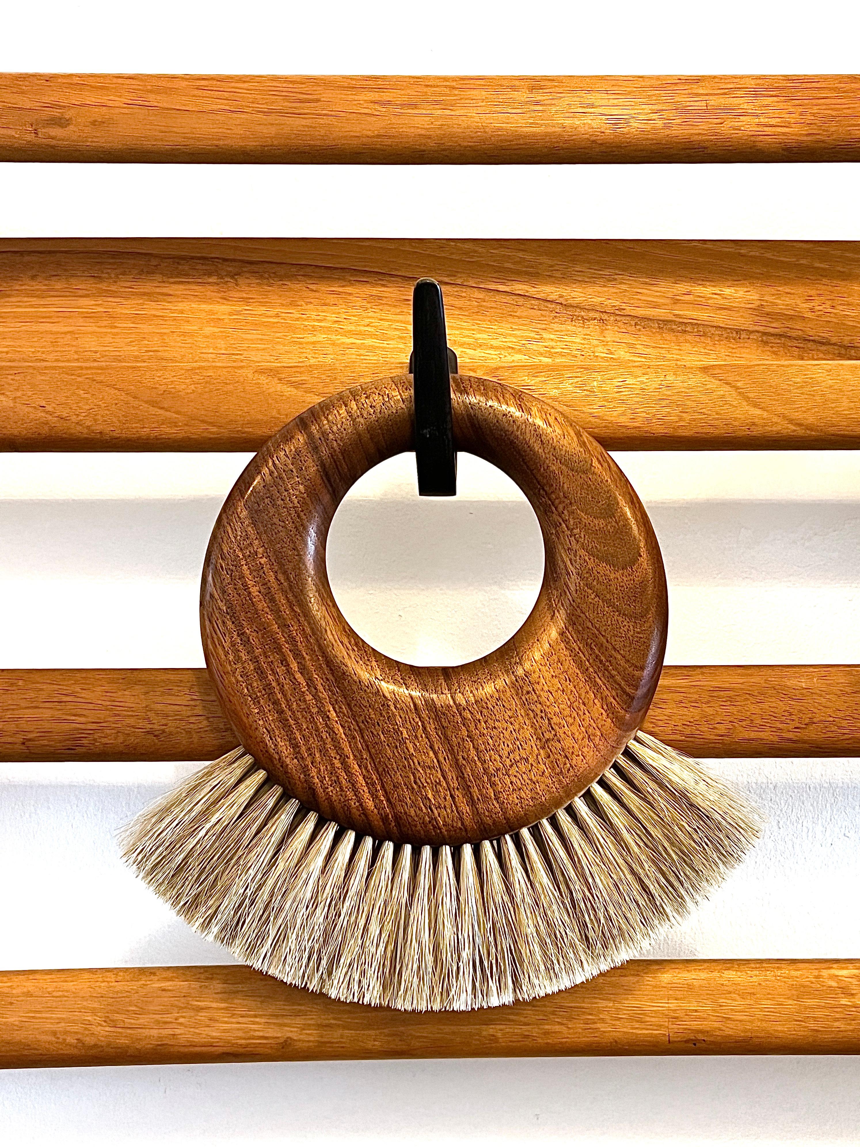 Large Carl Aubock Midcentury Walnut Ring Clothes Brush, Austria, 1950s In Good Condition For Sale In Vienna, AT