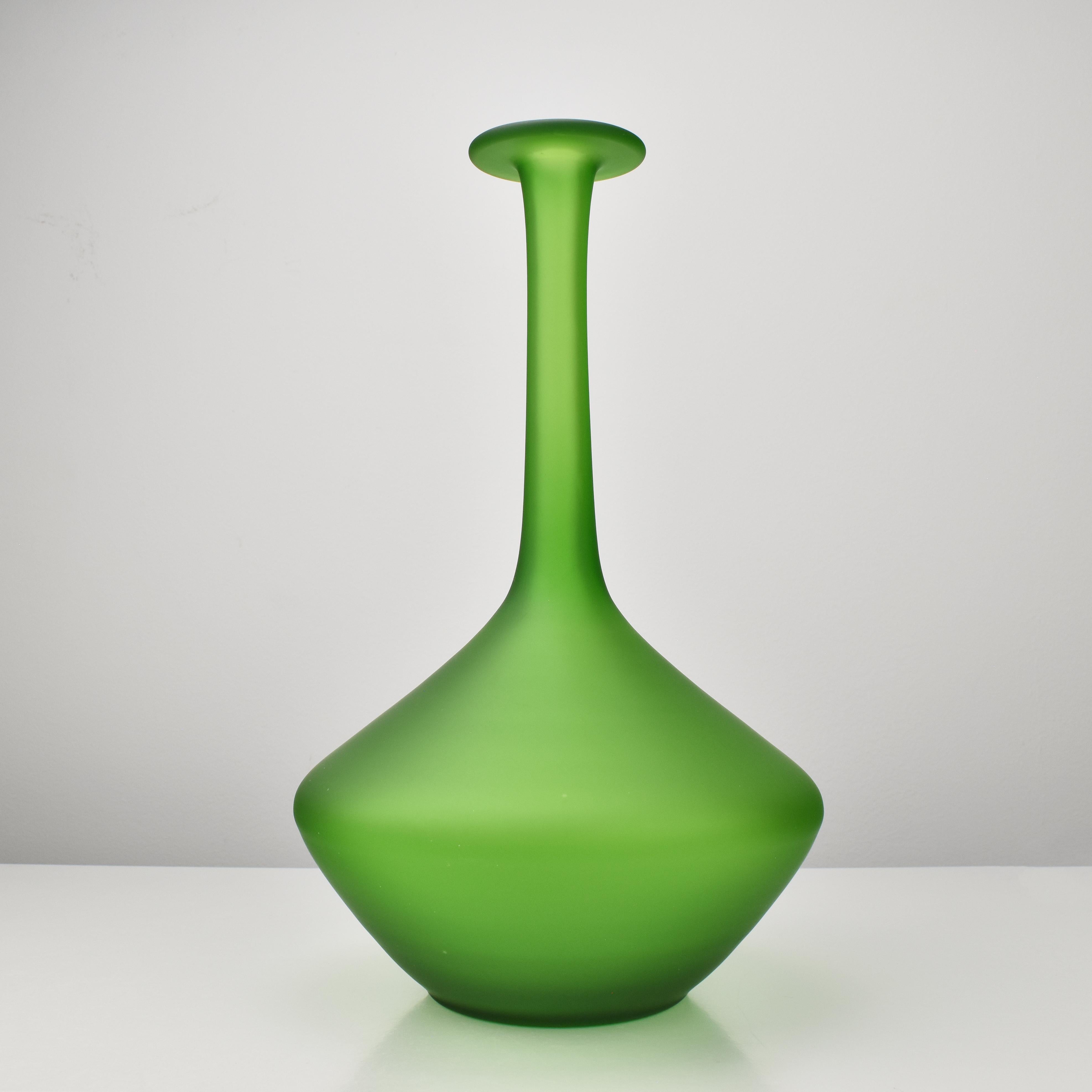 Vase vintage Carlo Moretti à longue tige Soliflores en verre d'art vert vibrant avec une surface gravée.

Qu'il soit présenté seul en centre de table ou rempli d'une seule tige ou d'une seule branche, ce vase Soliflores à longue tige de Carlo