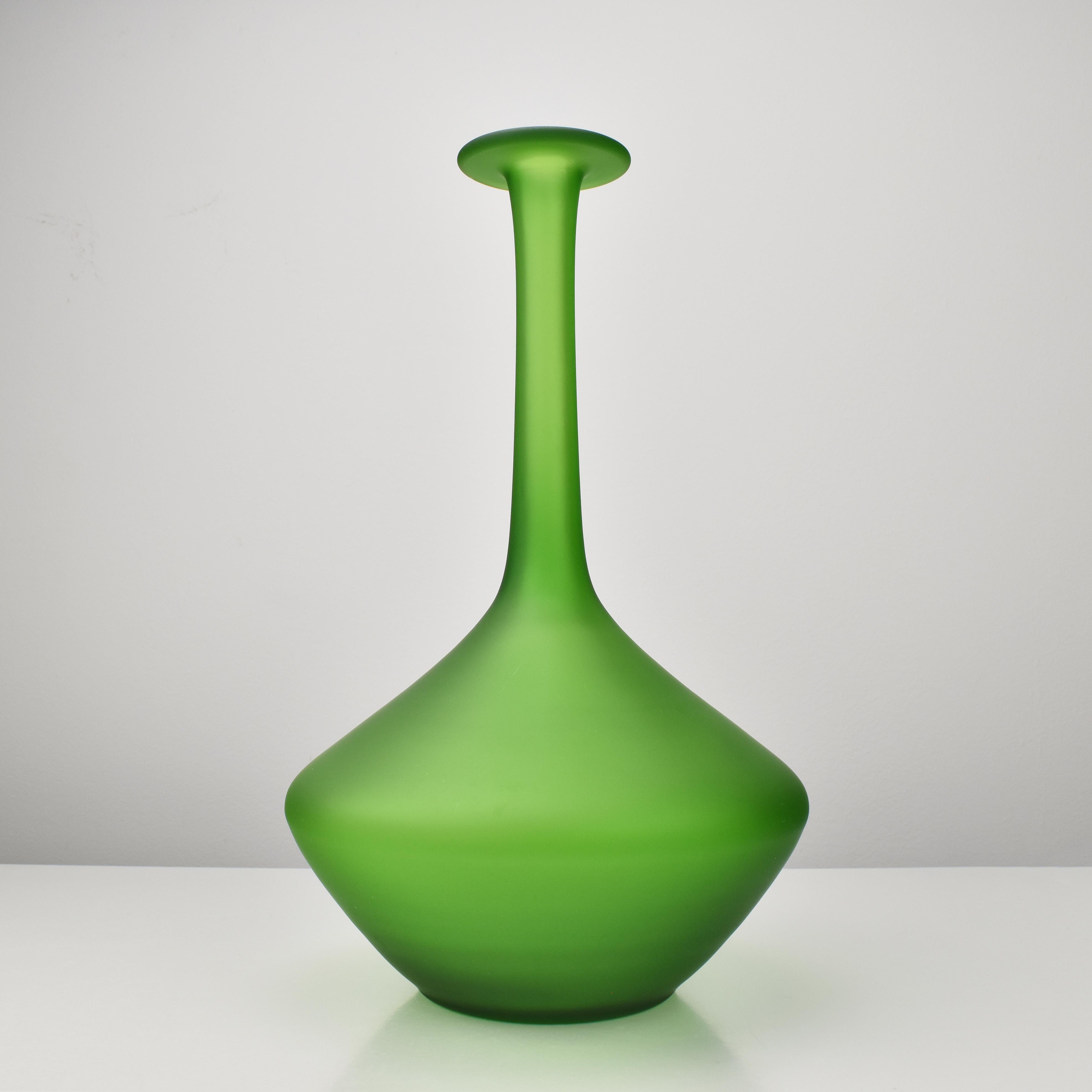 italien Grand vase en verre Carlo Moretti Green Scavo Etched Murano Studio A Glass  en vente