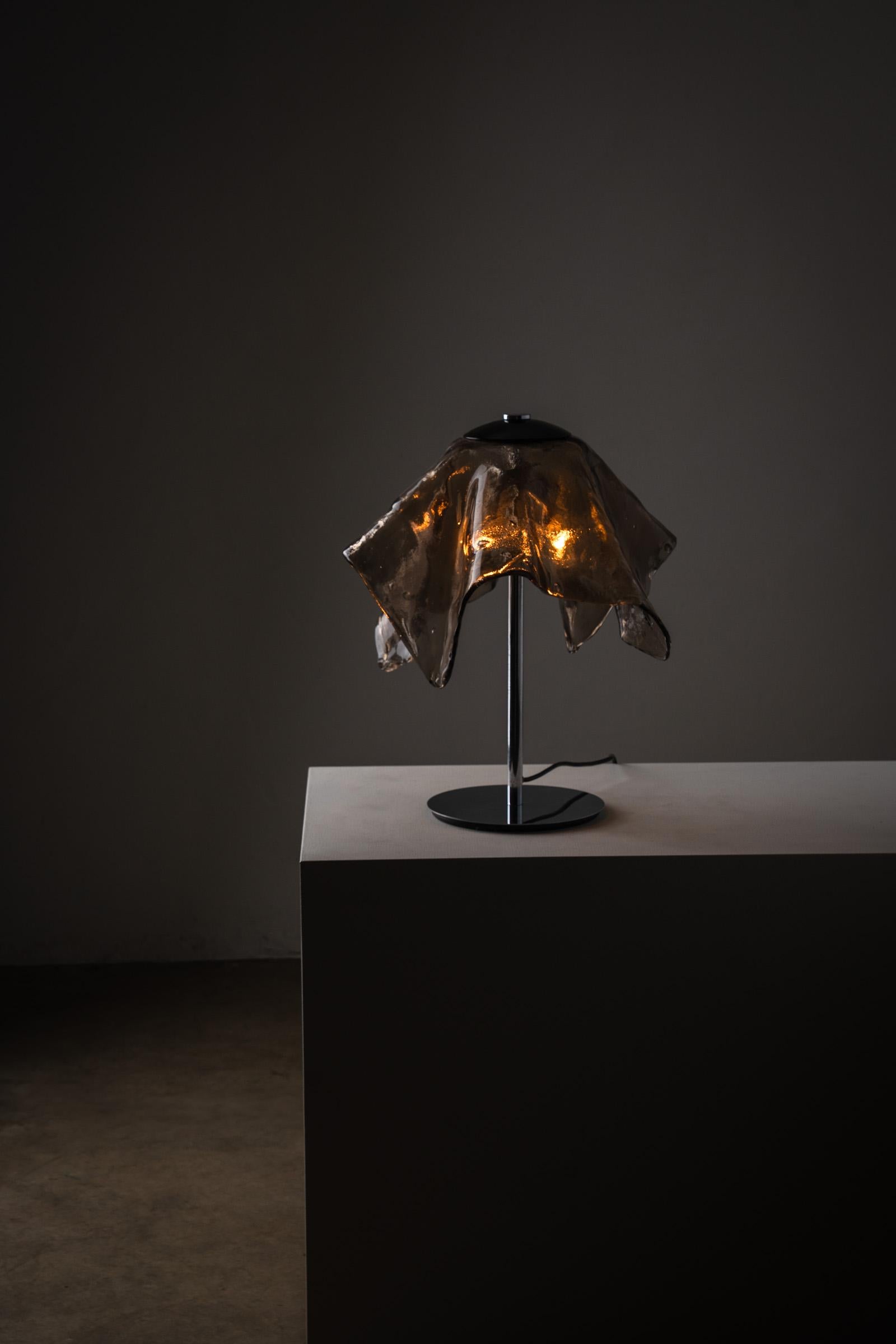 Lámpara de sobremesa de cristal de Murano de Carlo Nason para Mazzega, estilo Scavo, base cromada
Lámpara de mesa escultural, de Carlo Nason para A.V. Mazzega, es un ejemplo del diseño italiano de la Era Espacial de la década de 1970. La lámpara