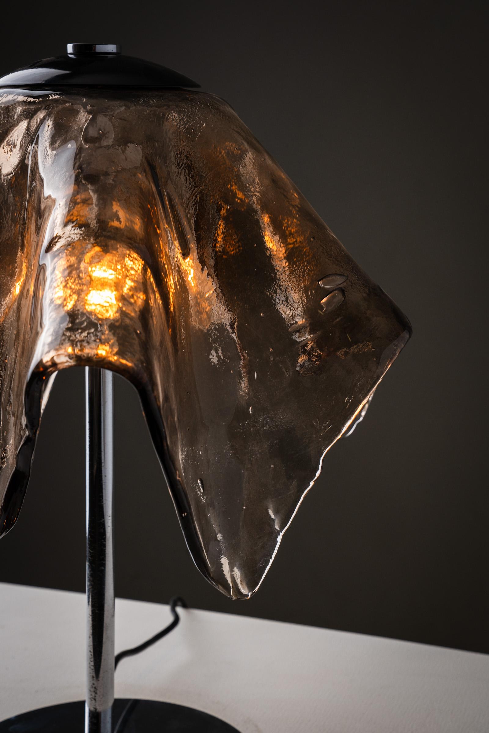 Gran lámpara de sobremesa de cristal ahumado Carlo Nason para Mazzega, años 70 Moldeado en venta