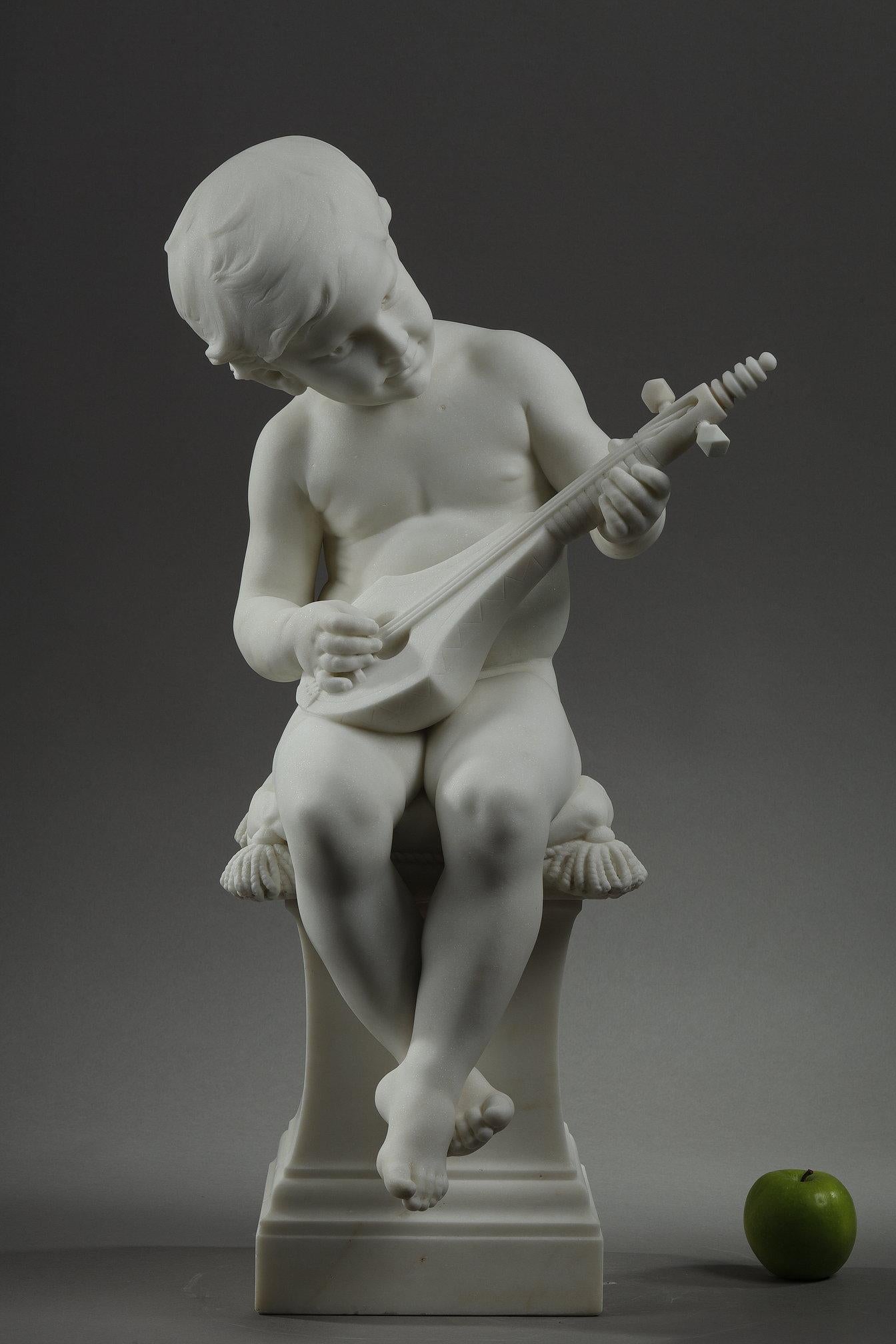 Grande sculpture en marbre de Carrare signée Barrias pour Louis Ernest BARRIAS (1841-1905), représentant un jeune musicien. Il est assis sur un coussin avec des pompons reposant sur un piédestal et joue d'un instrument à trois cordes. Il repose sur