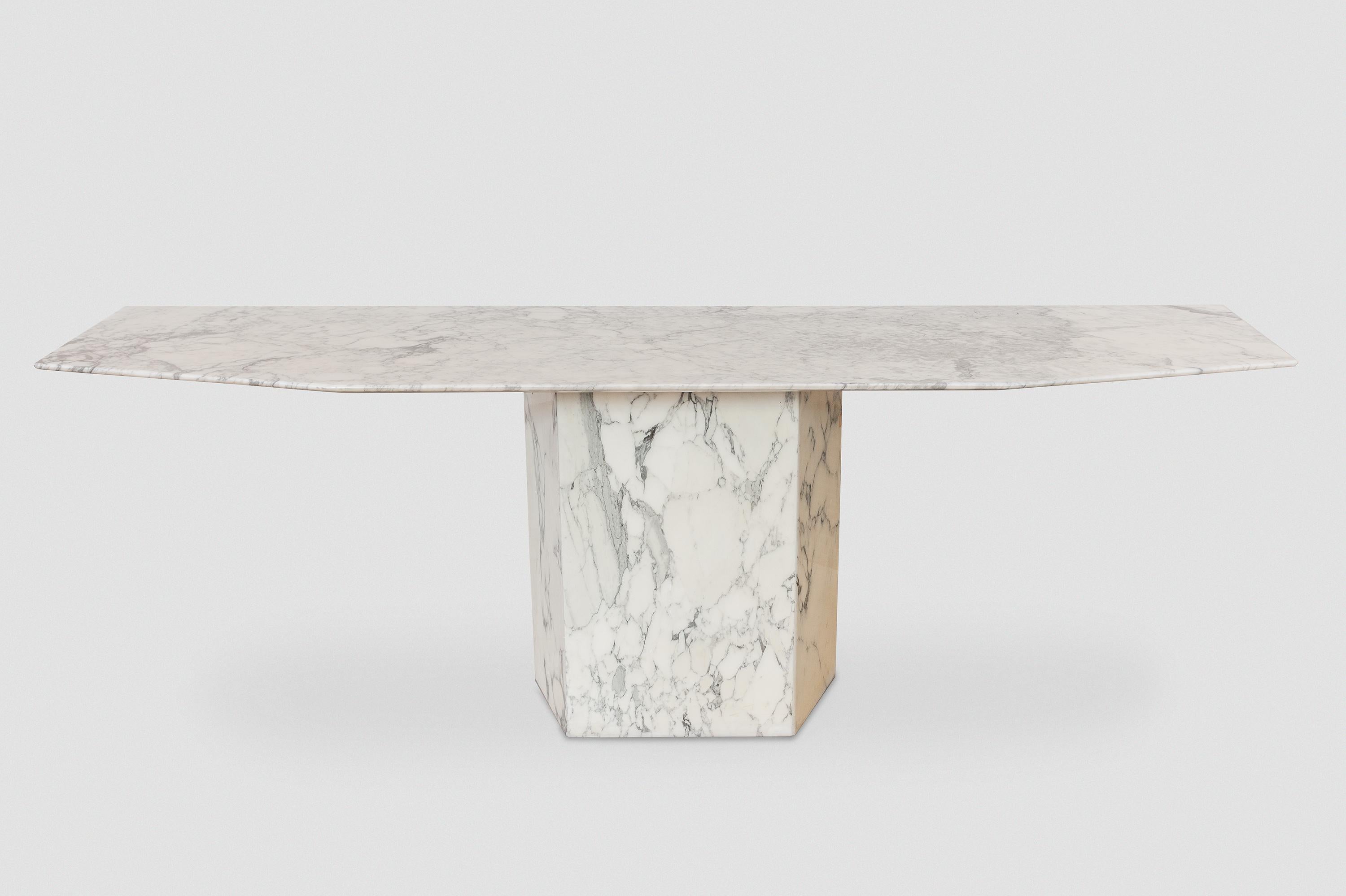 Vintage 1960s console table. Warm cream and grey Carrara marble in a geometric design, slim top and faceted base. A stylish designed marble console table that can be perfectly placed in a hall or in a living room.
In original very good condition.