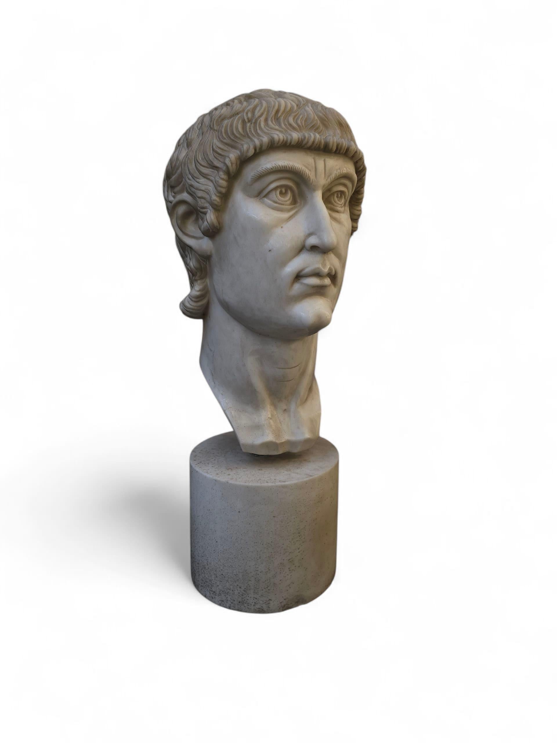 Beeindruckende großformatige Skulptur, die den Kopf des römischen Kaisers Konstantin des Großen darstellt, handgearbeitet aus feinem italienischen Carrara-Marmor. Inspiriert von den monumentalen antiken Konstantin-Büsten aus dem frühen 4.