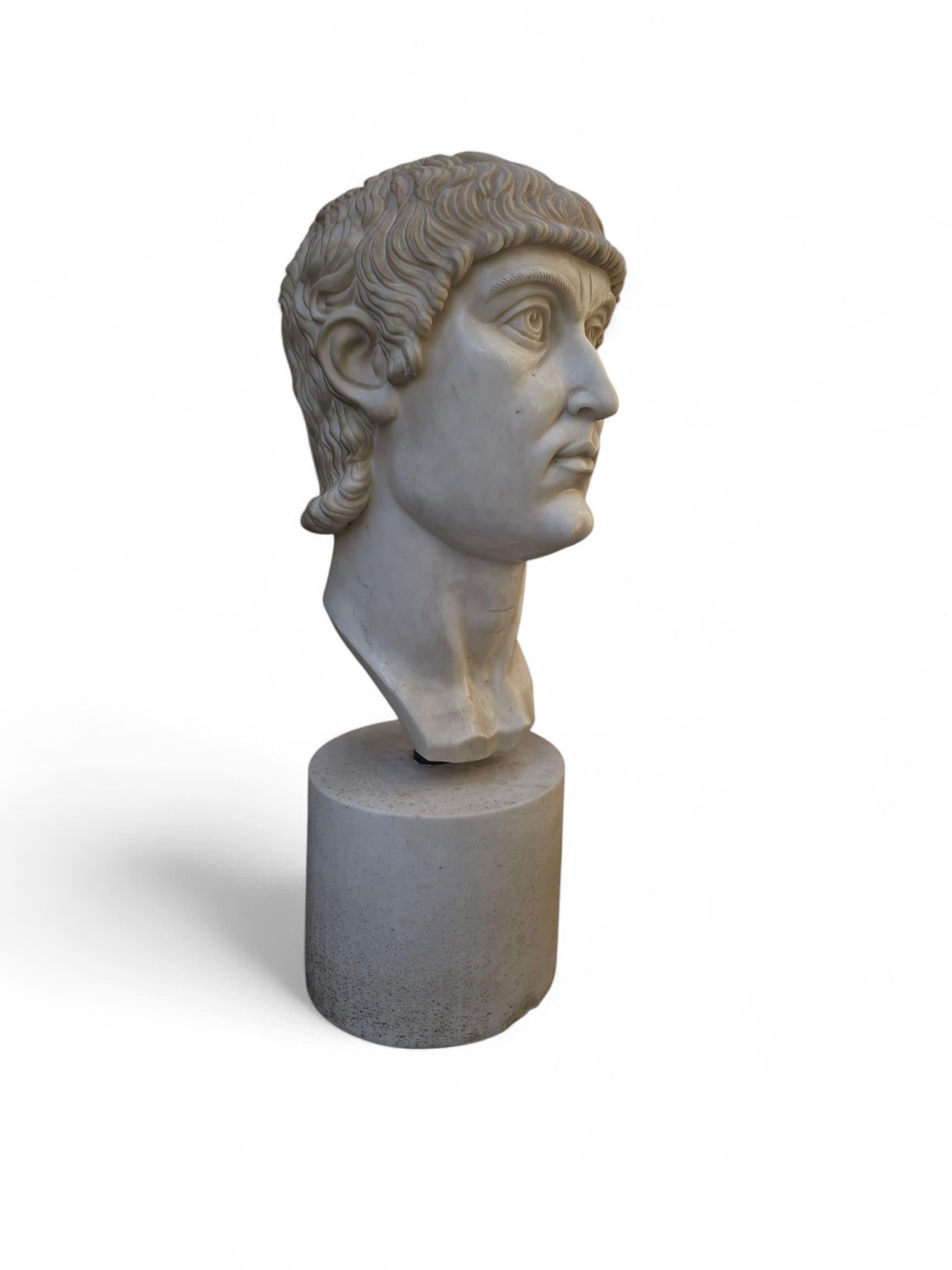 Große Carrara-Marmor-Skulptur des Kopfes von Kaiser Konstantin, Italien im Zustand „Gut“ im Angebot in Madrid, ES