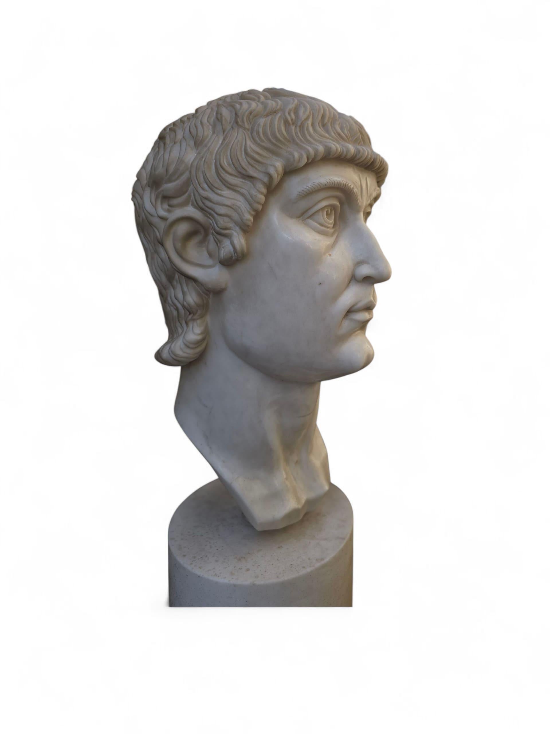Große Carrara-Marmor-Skulptur des Kopfes von Kaiser Konstantin, Italien (Ende des 20. Jahrhunderts) im Angebot