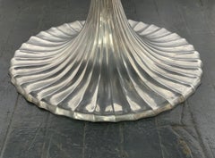 Grande tavolo da pranzo rotondo con piano in marmo di Carrara e base in alluminio fuso