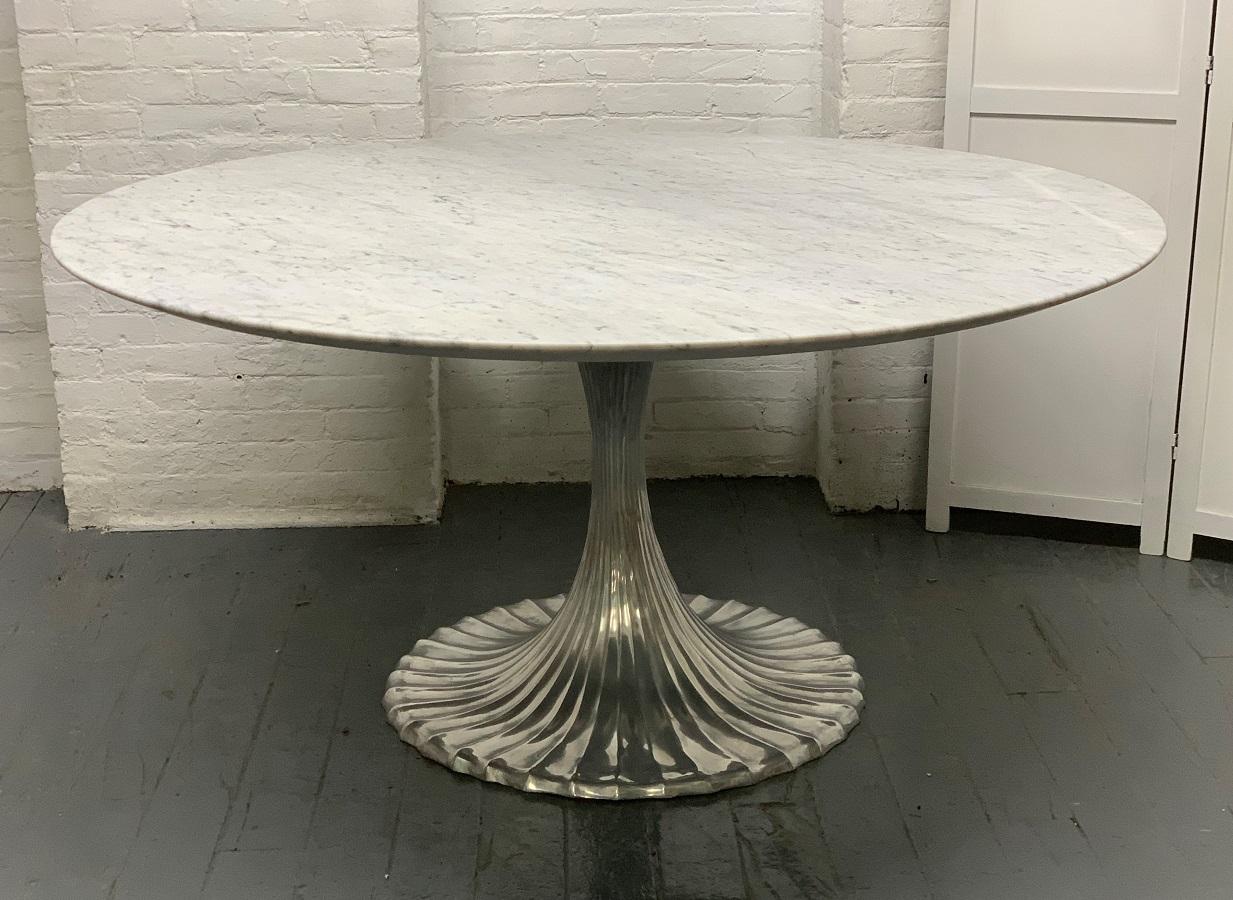 Moderne Grande table de salle à manger ronde à plateau en marbre de Carrare avec base en aluminium moulé en vente
