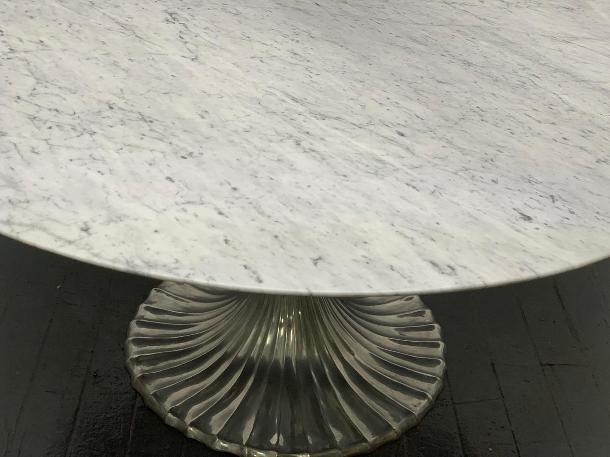 Grande table de salle à manger ronde à plateau en marbre de Carrare avec base en aluminium moulé Bon état - En vente à New York, NY