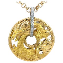 Collar Colgante Dragón Carrera y Carrera Grande con Diamantes Oro Amarillo 18K