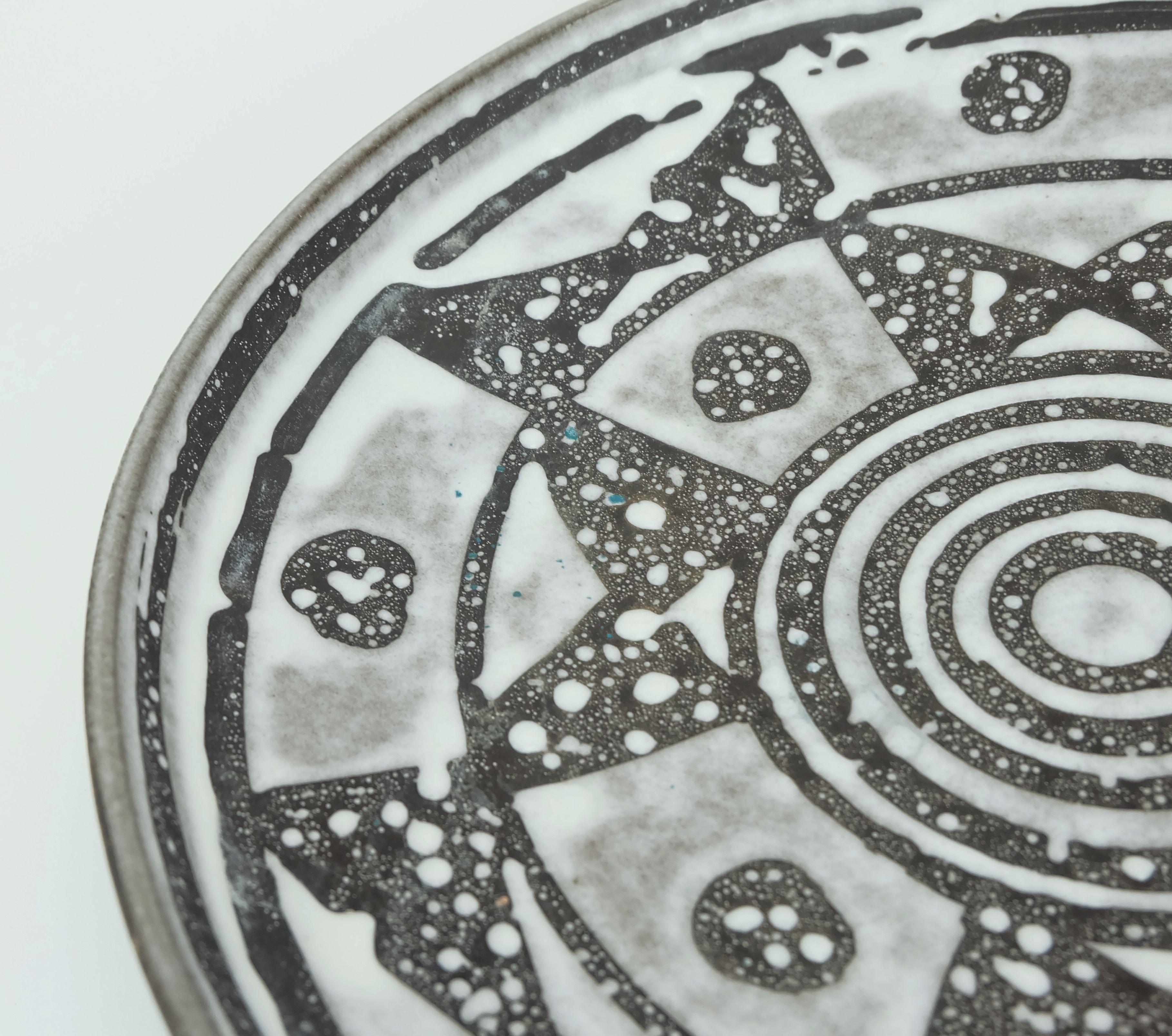 Ceramica grande piatto carstens BOWL decorato con smalto grigio e marrone ankara no. 1075-31 1960s in vendita