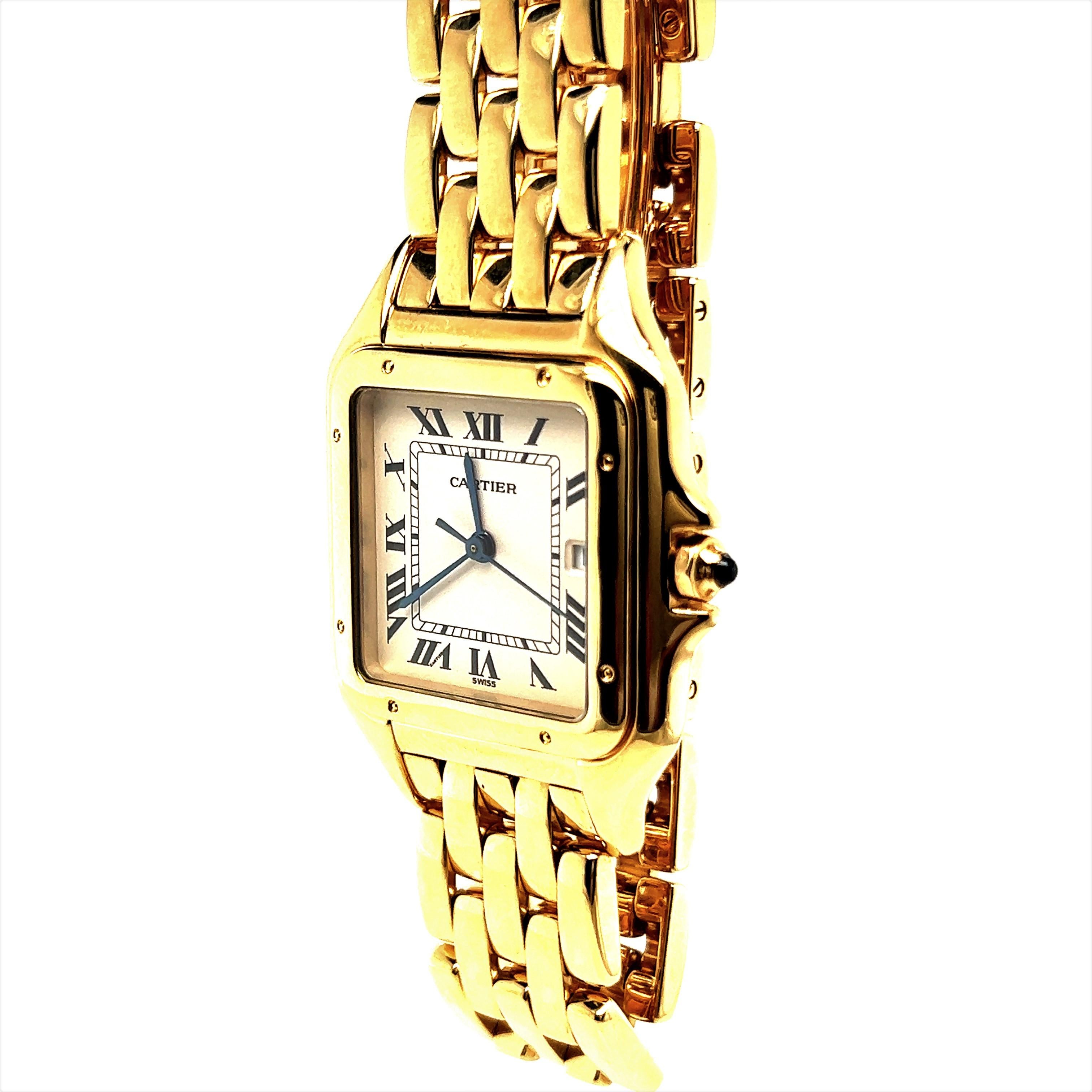 Zeitlose Cartier Panthère Uhr aus 18 Karat Gelbgold. 

Die Gehäuseabmessungen betragen 27 x 27 mm mit glatter Lünette. Weißes Zifferblatt mit blauen Stahlzeigern und schwarzen Indexen mit römischen Ziffern. Datumsanzeige auf der 3-Uhr-Position. 

