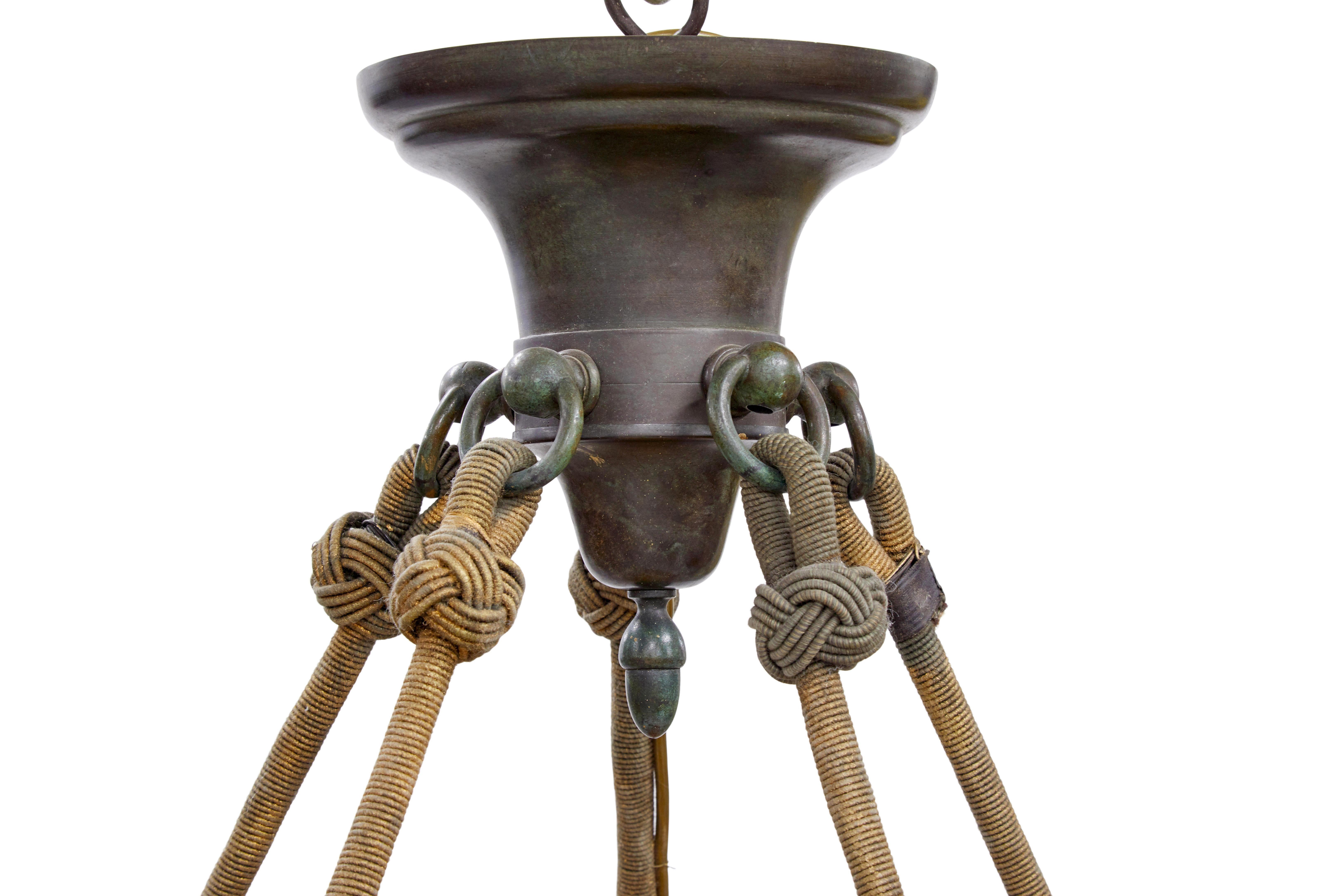 Grande lampada a sospensione in alabastro intagliato art déco del 1920 circa.

Nel corso degli anni abbiamo avuto la fortuna di procurarci alcune delle più belle lampade in alabastro e questo esempio è uno dei migliori.

Una splendida ciotola di