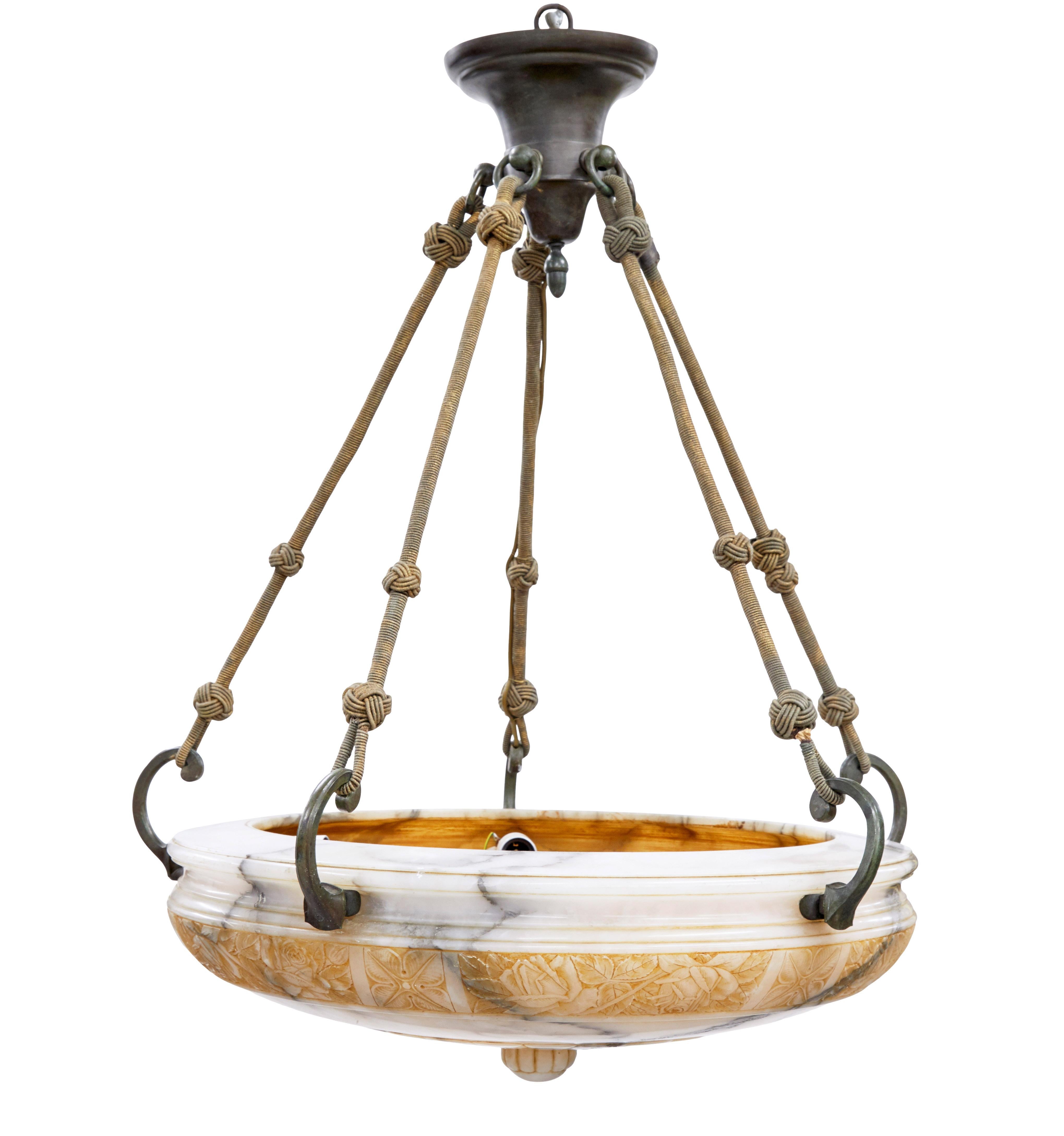 Suédois Grande lampe à suspension art déco en albâtre sculpté en vente