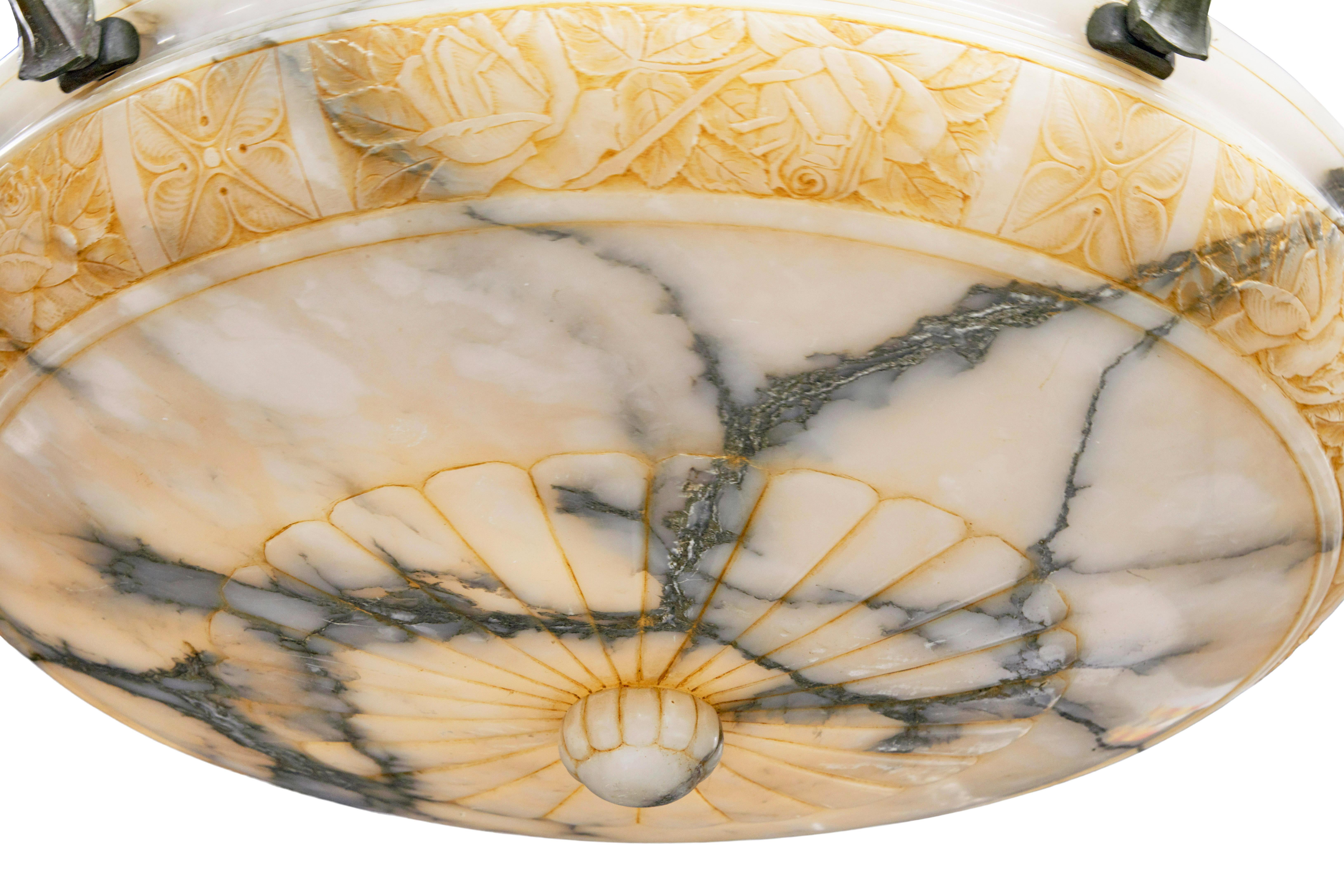 Metallo Grande lampada a sospensione in alabastro intagliato in stile art déco in vendita