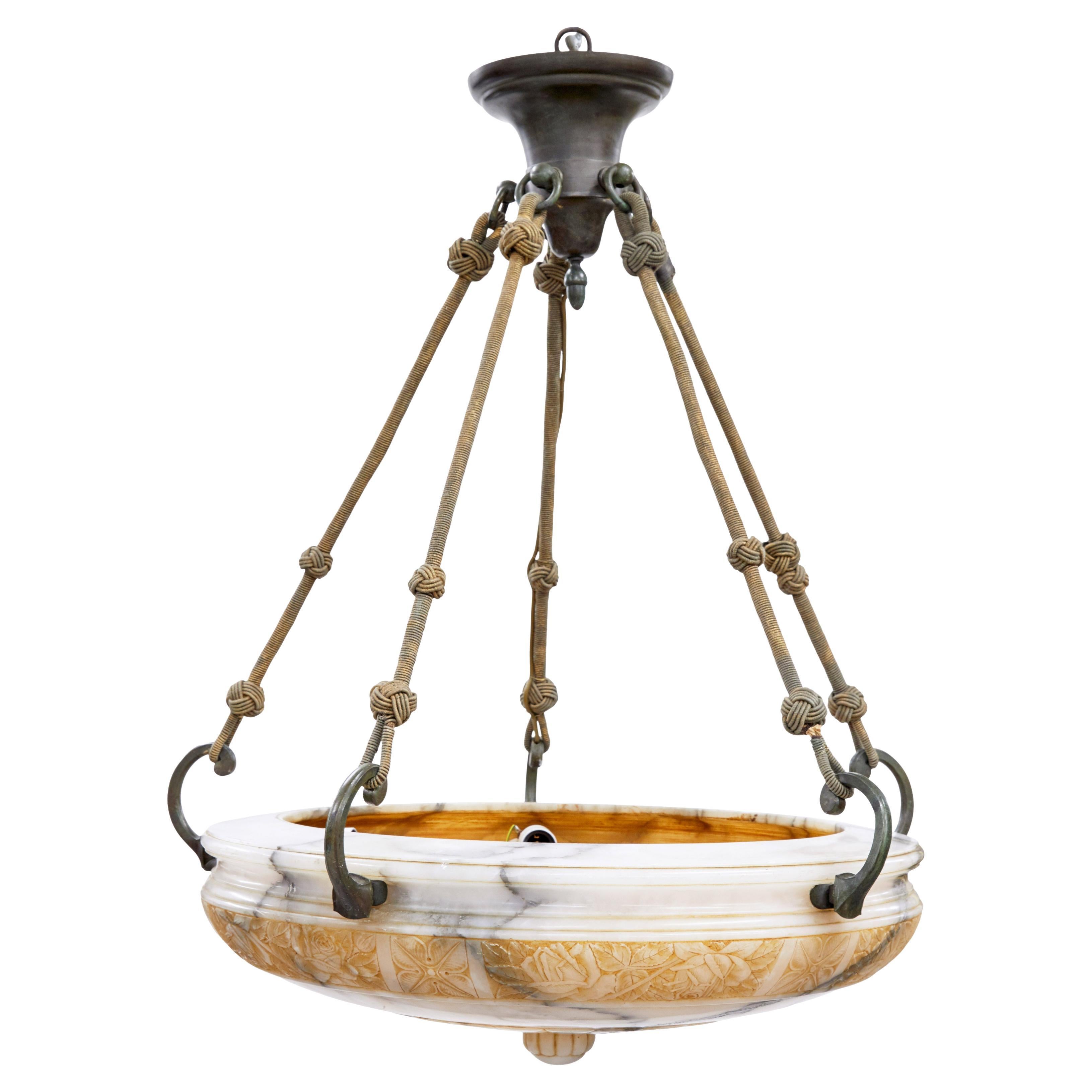Grande lampe à suspension art déco en albâtre sculpté en vente
