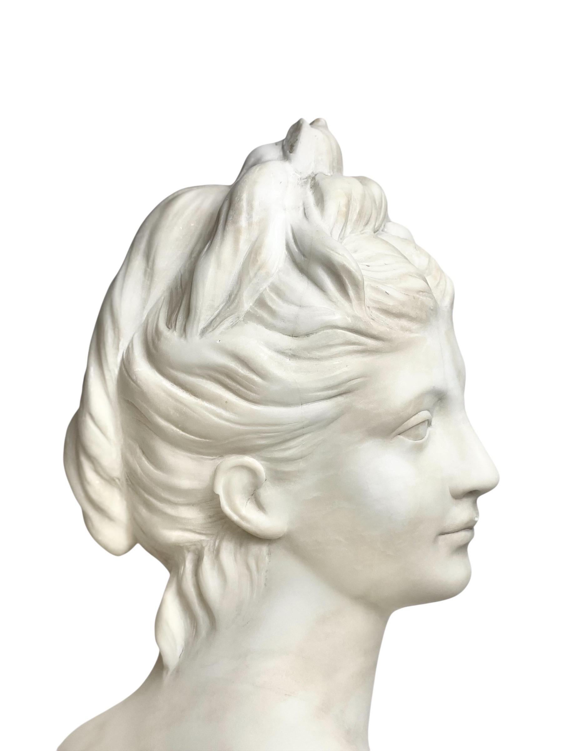 Diese anmutige Alabasterbüste stellt Diana die Jägerin (Artemis) dar, die römische Göttin des Mondes, der Jagd und der wilden Natur. Die Skulptur fängt das klassische Schönheitsideal mit einem ruhigen Ausdruck und weich modellierten Zügen ein. Diana