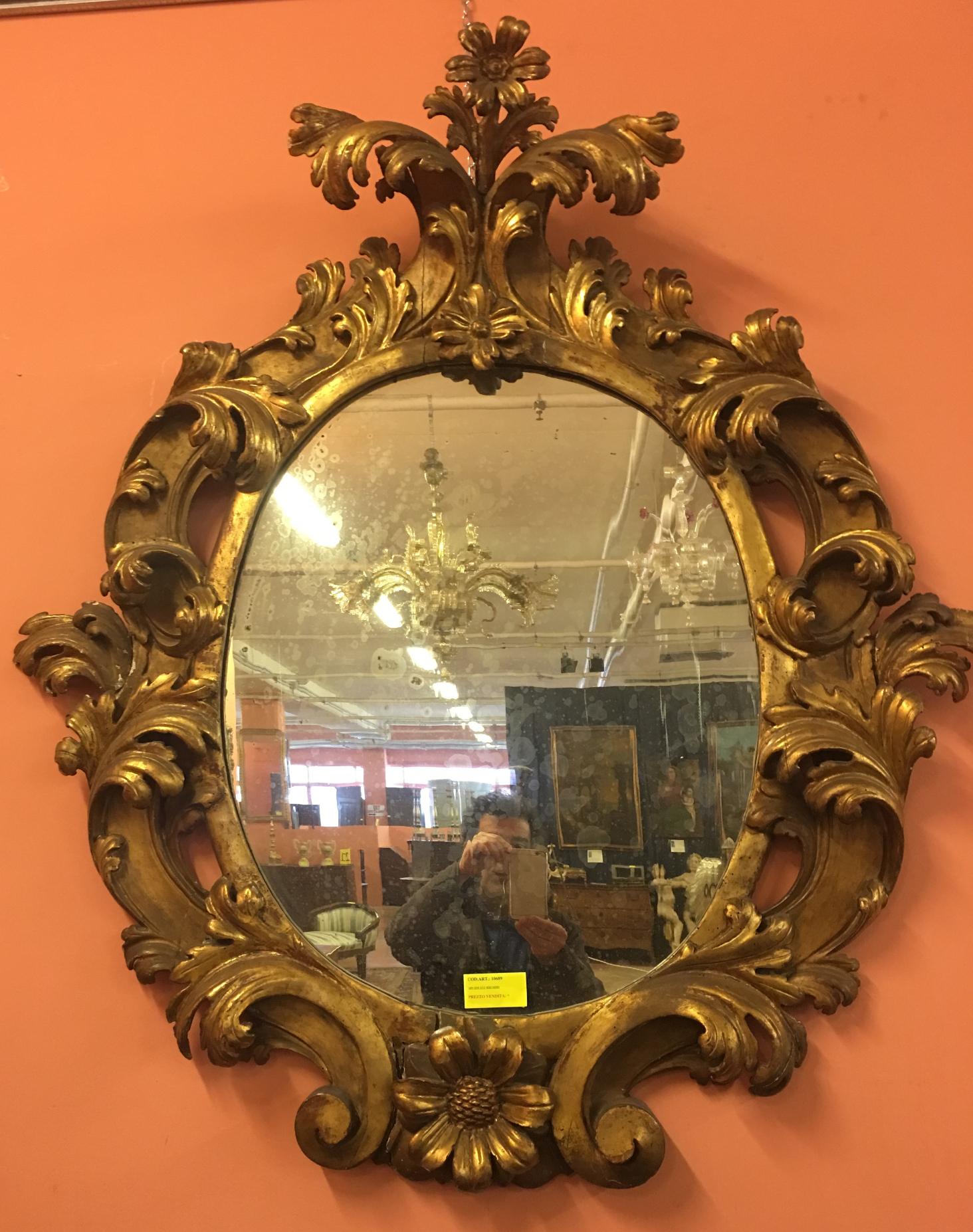 italien Grand miroir ovale sculpté et doré, 17ème siècle en vente