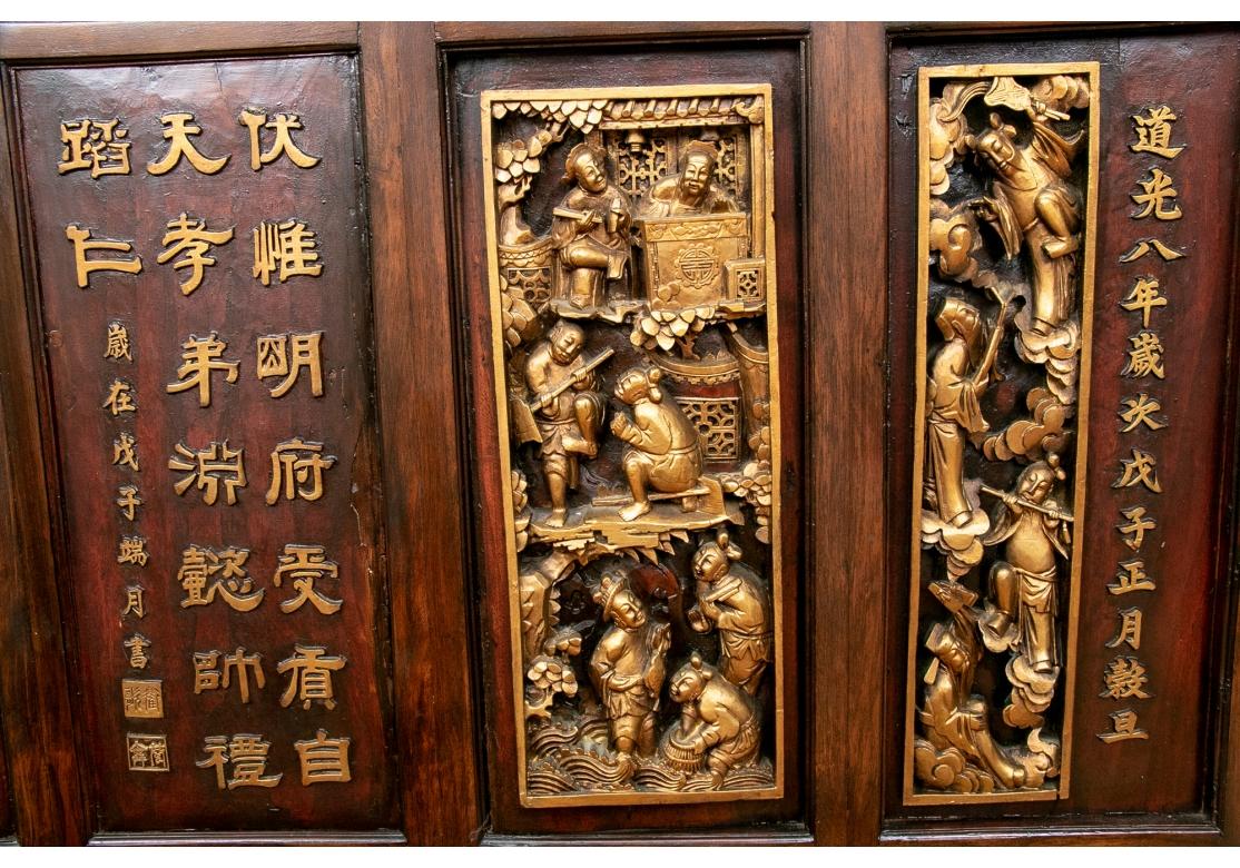 20ième siècle Grand paravent chinois sculpté et doré en vente