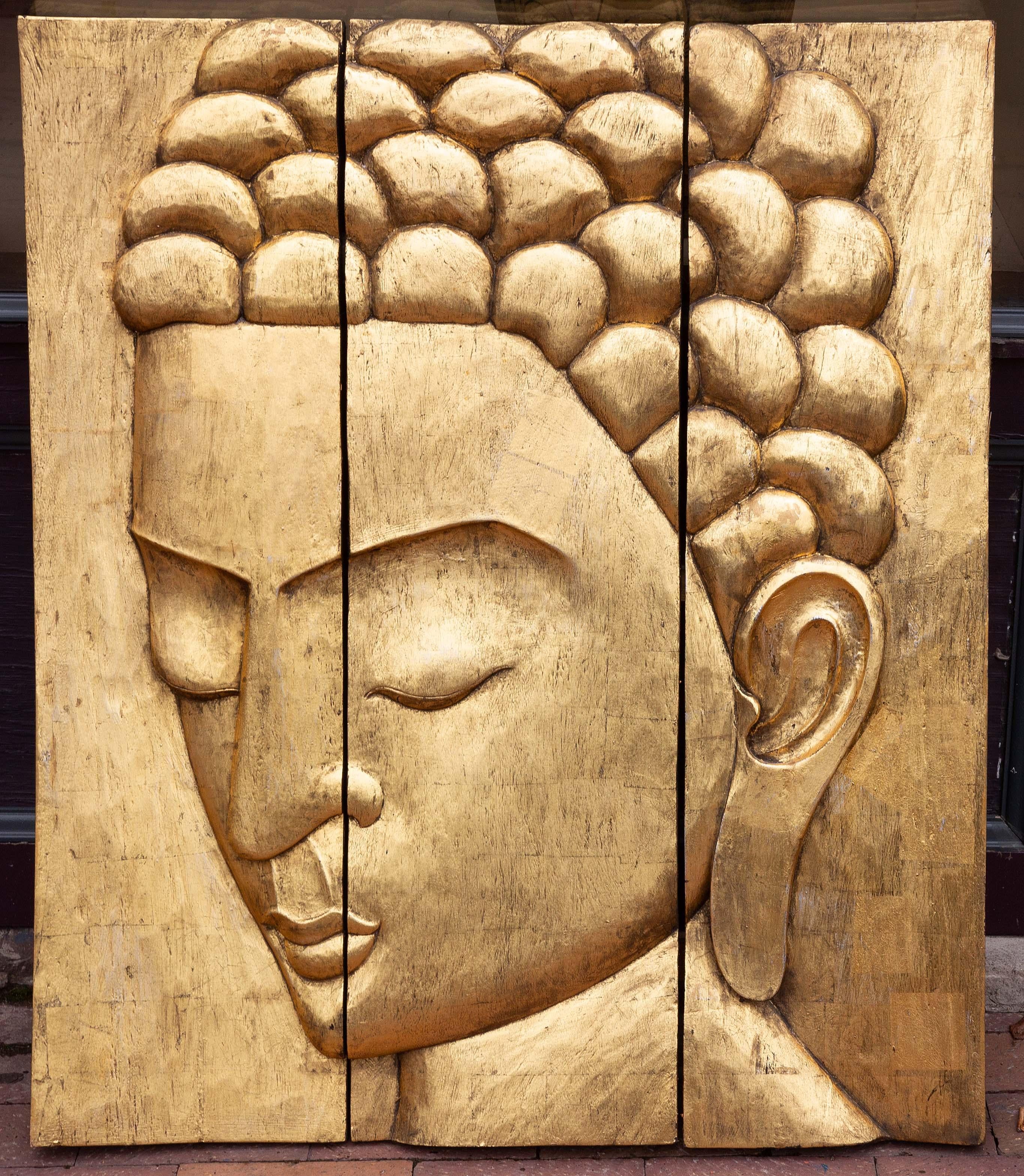 Grande sculpture murale de Bouddha en bois sculpté et doré Bon état - En vente à Rochester, NY