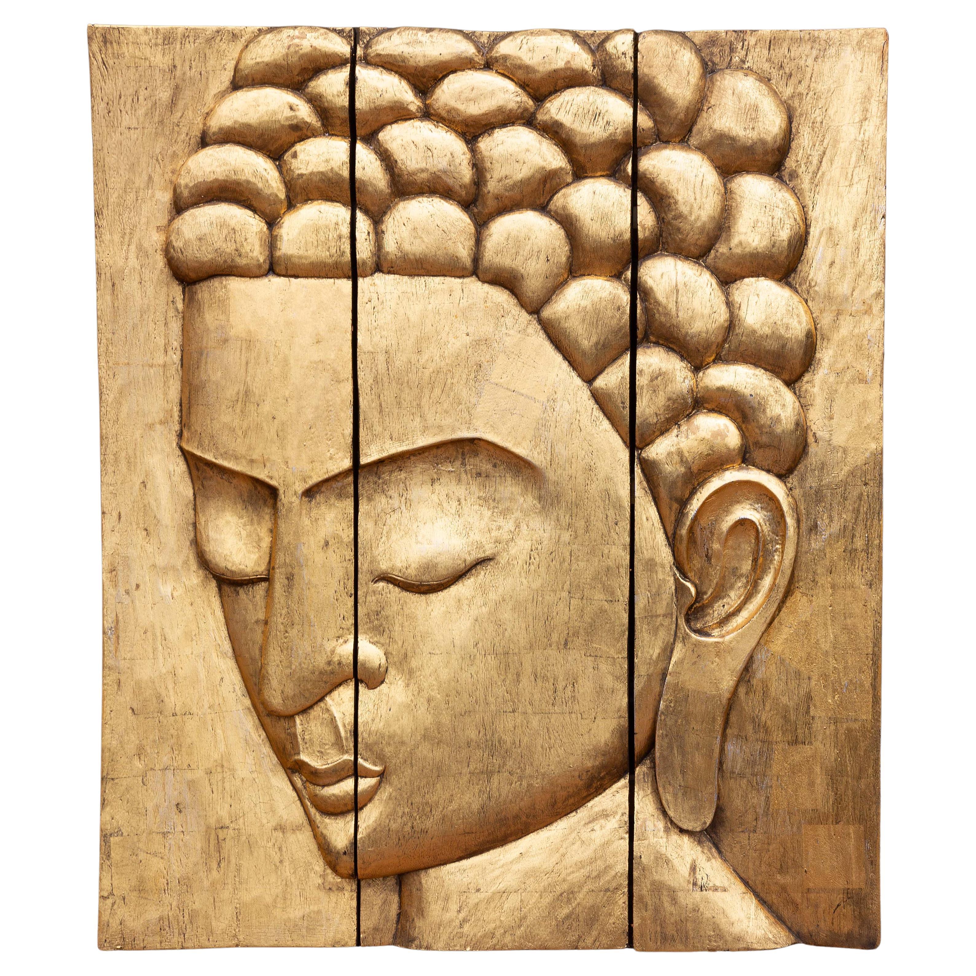 Grande sculpture murale de Bouddha en bois sculpté et doré