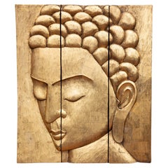 Grande sculpture murale de Bouddha en bois sculpté et doré