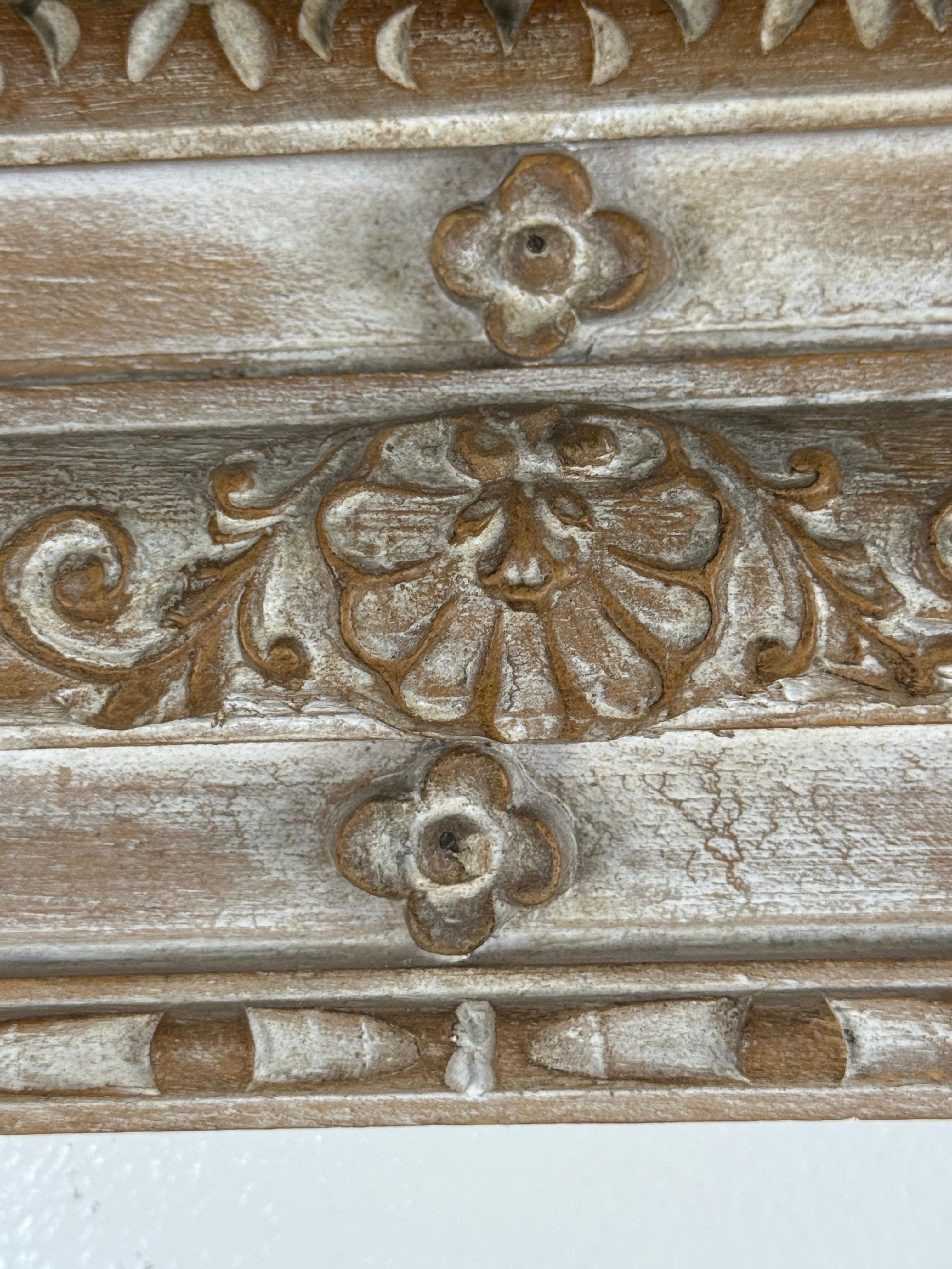 Grande specchio intagliato e dipinto in stile rococò italiano In condizioni deteriorate in vendita a Los Angeles, CA