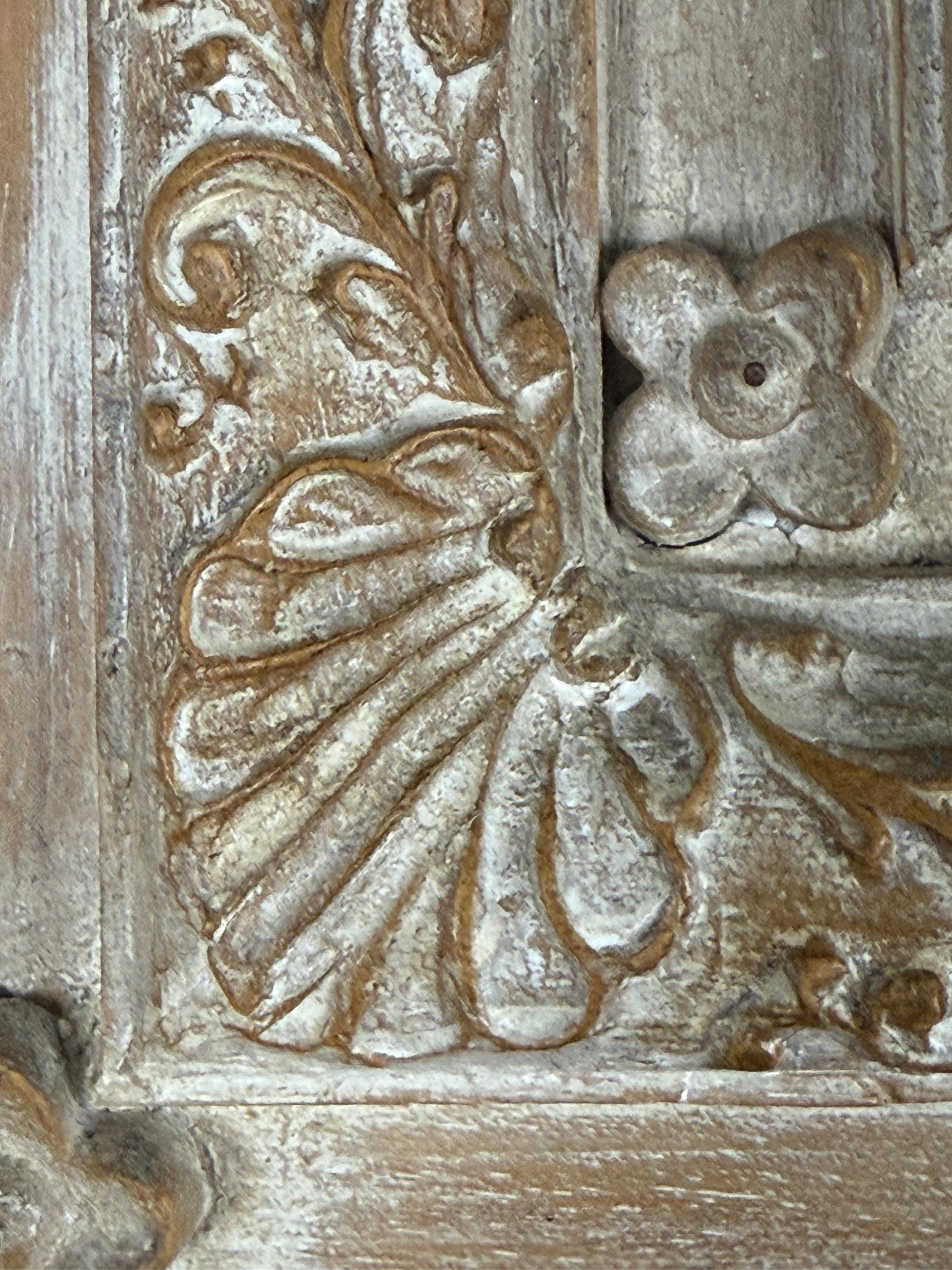 Metà XX secolo Grande specchio intagliato e dipinto in stile rococò italiano in vendita