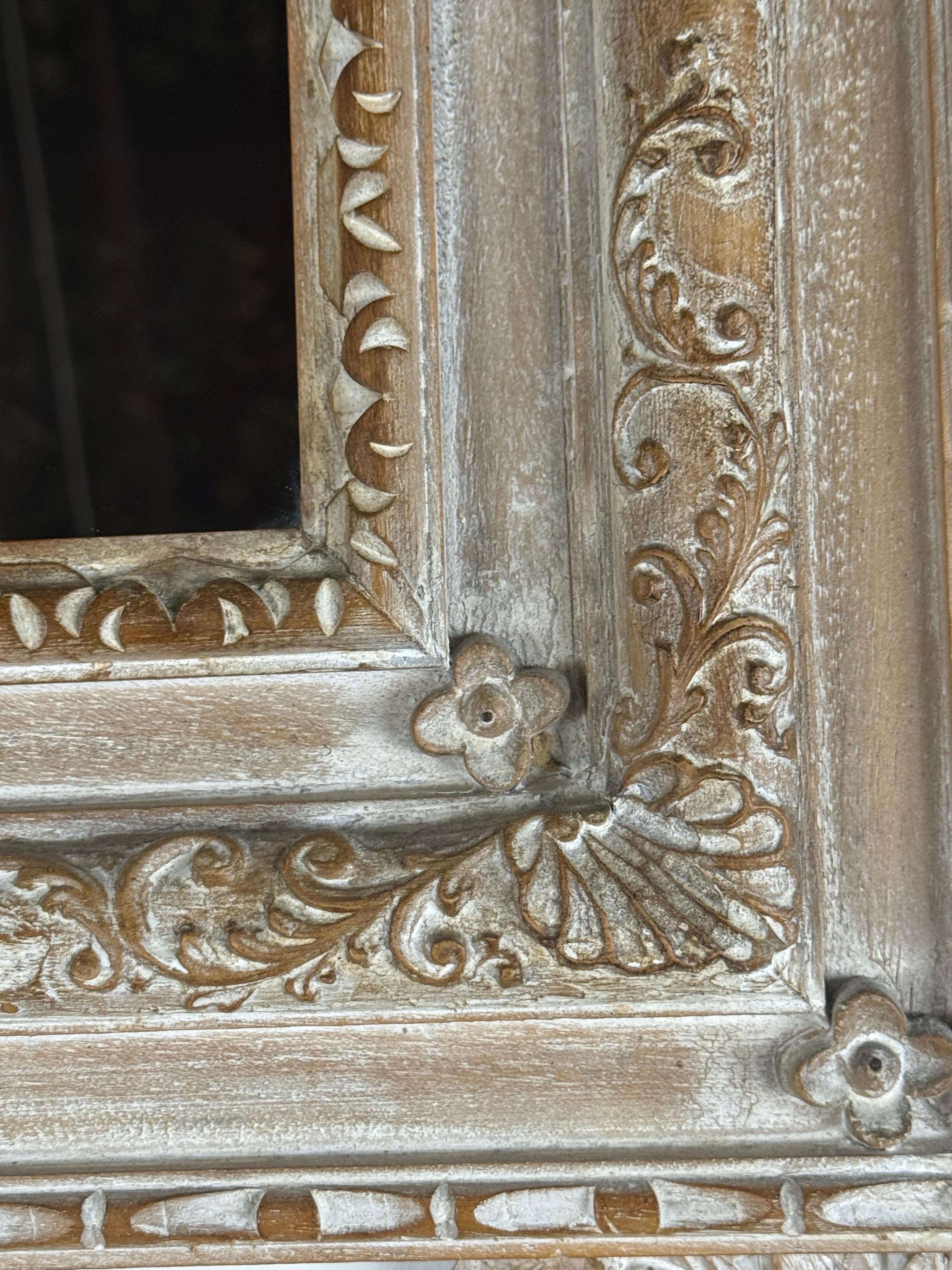 Grande specchio intagliato e dipinto in stile rococò italiano in vendita 1