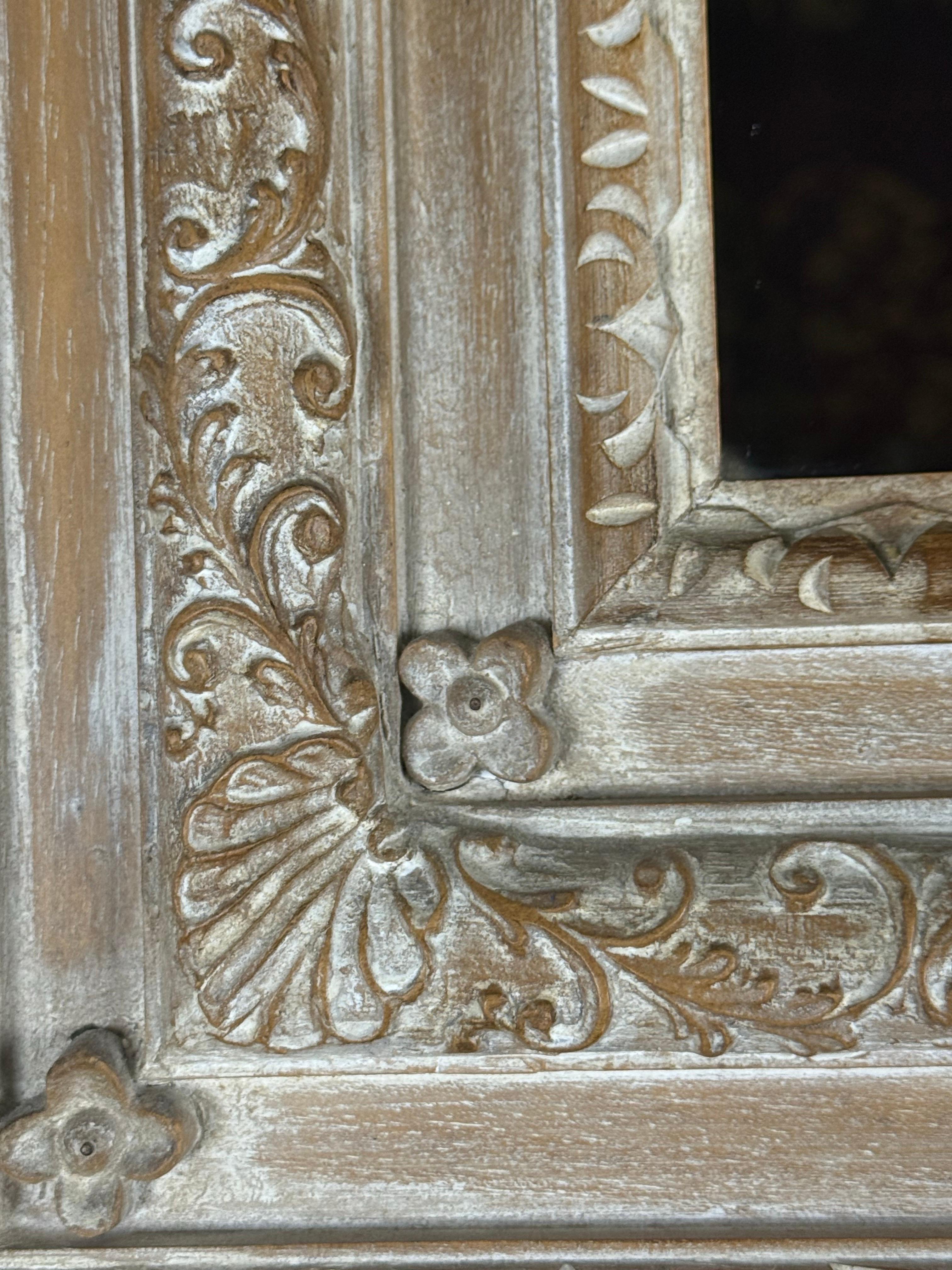 Grande specchio intagliato e dipinto in stile rococò italiano in vendita 2