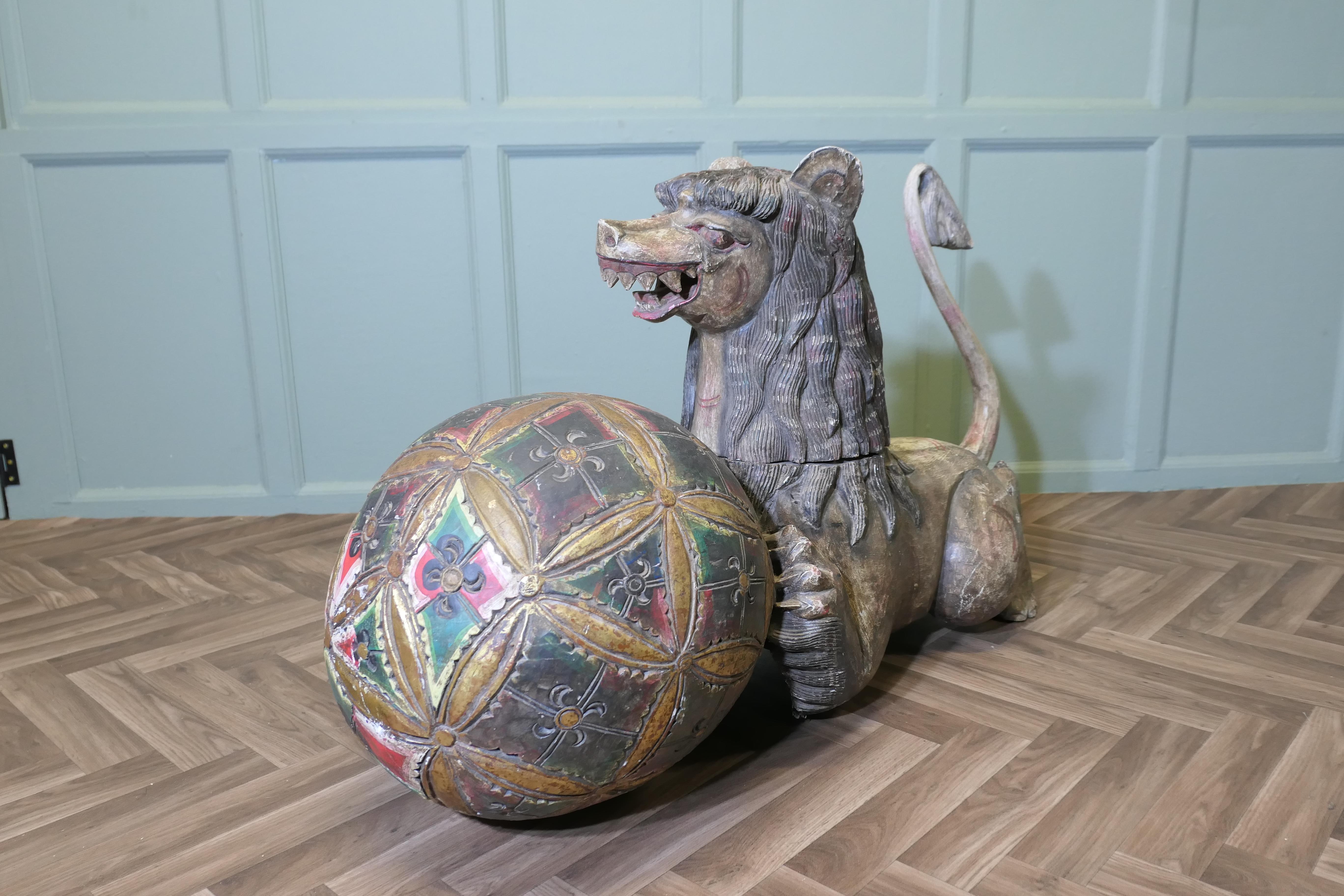 Large Carved and Painted Temple Lion, Pixiu or Foo Dog en Bueno estado para la venta en Godshill, Isle of Wight