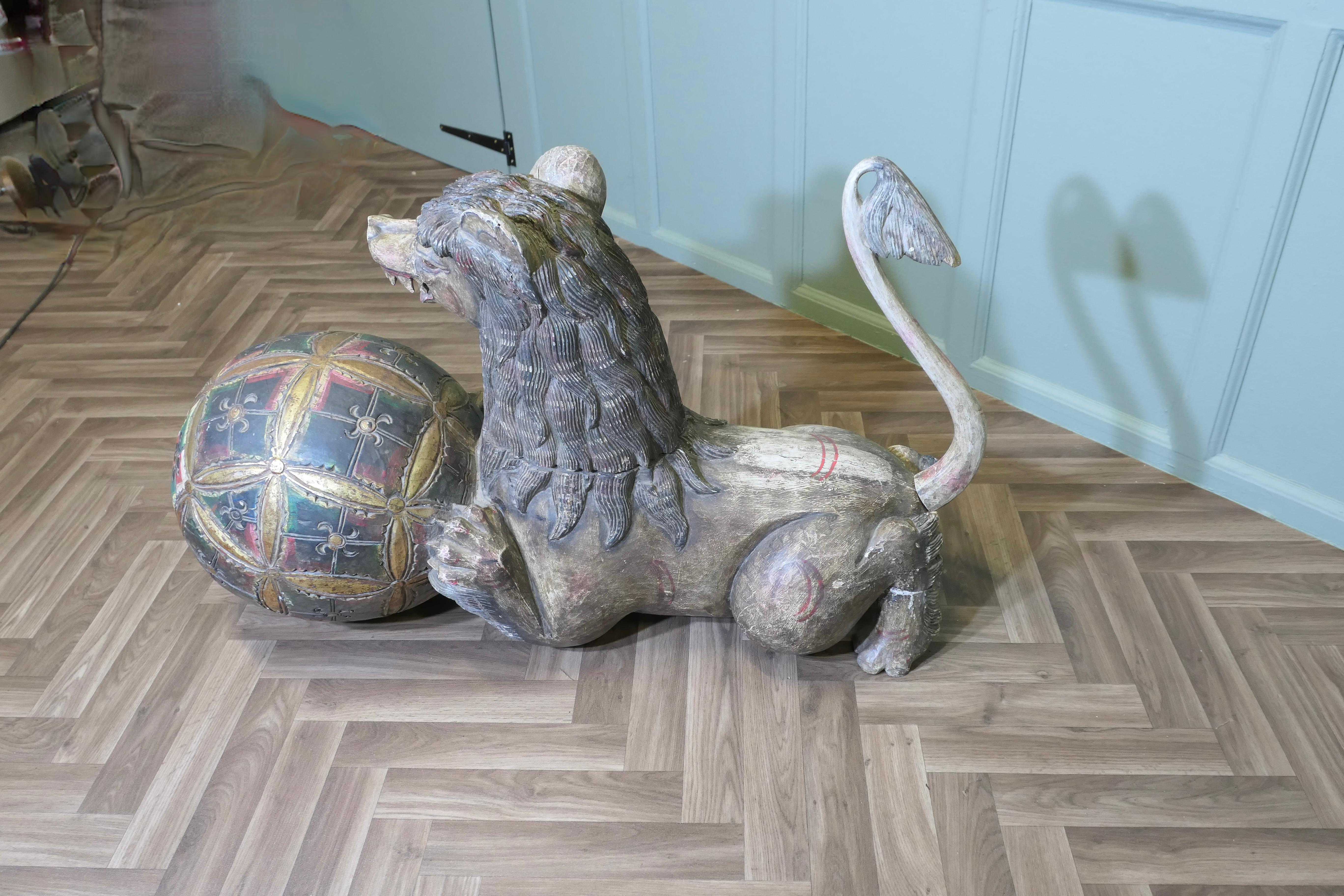 Large Carved and Painted Temple Lion, Pixiu or Foo Dog siglo XIX en venta