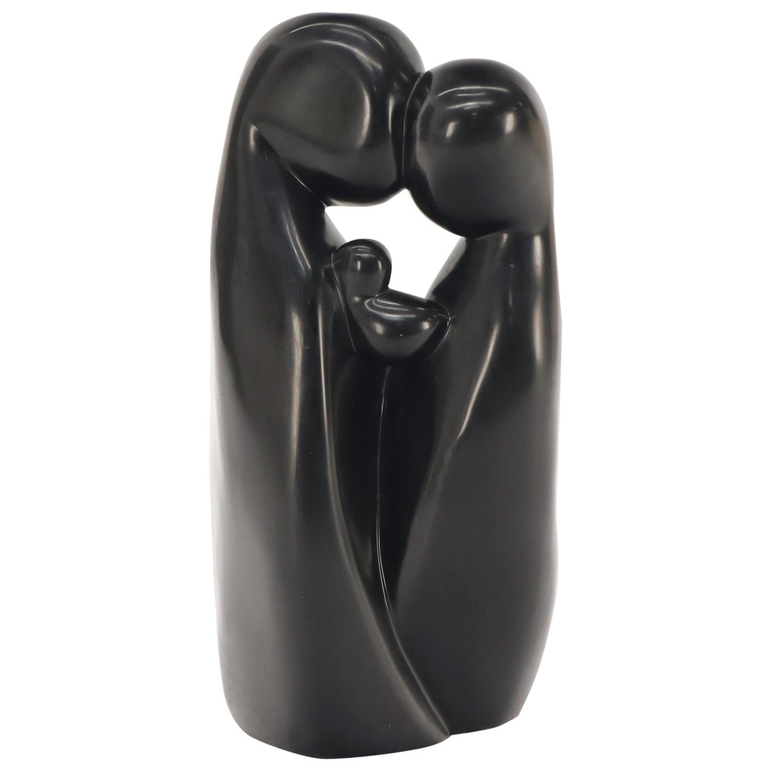 Grande scultura in onice intagliato e lucidato a tema madre e figlia