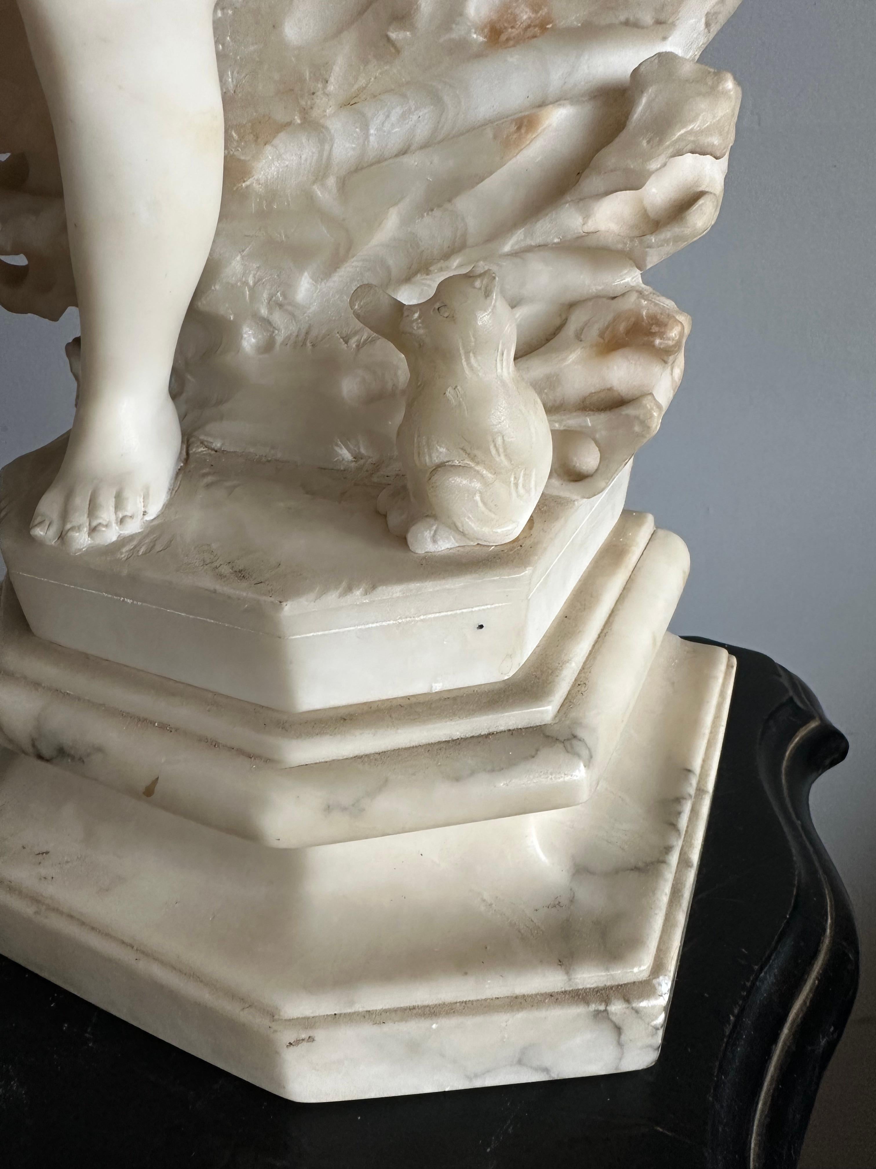 Large Sculpture en albâtre sculptée ancienne jouant avec une fille et un chaton Statue de table en vente 2