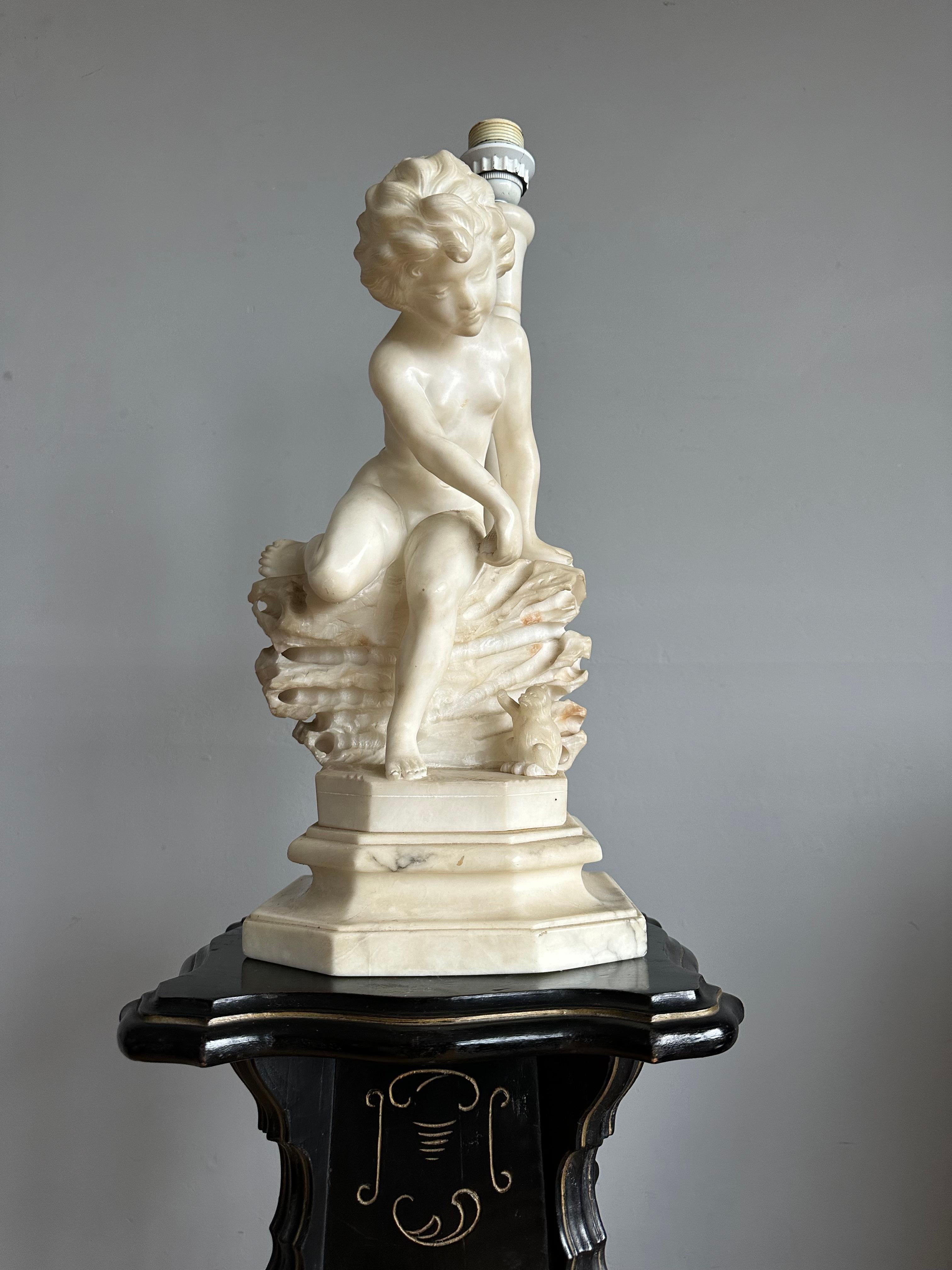 Large Sculpture en albâtre sculptée ancienne jouant avec une fille et un chaton Statue de table en vente 10
