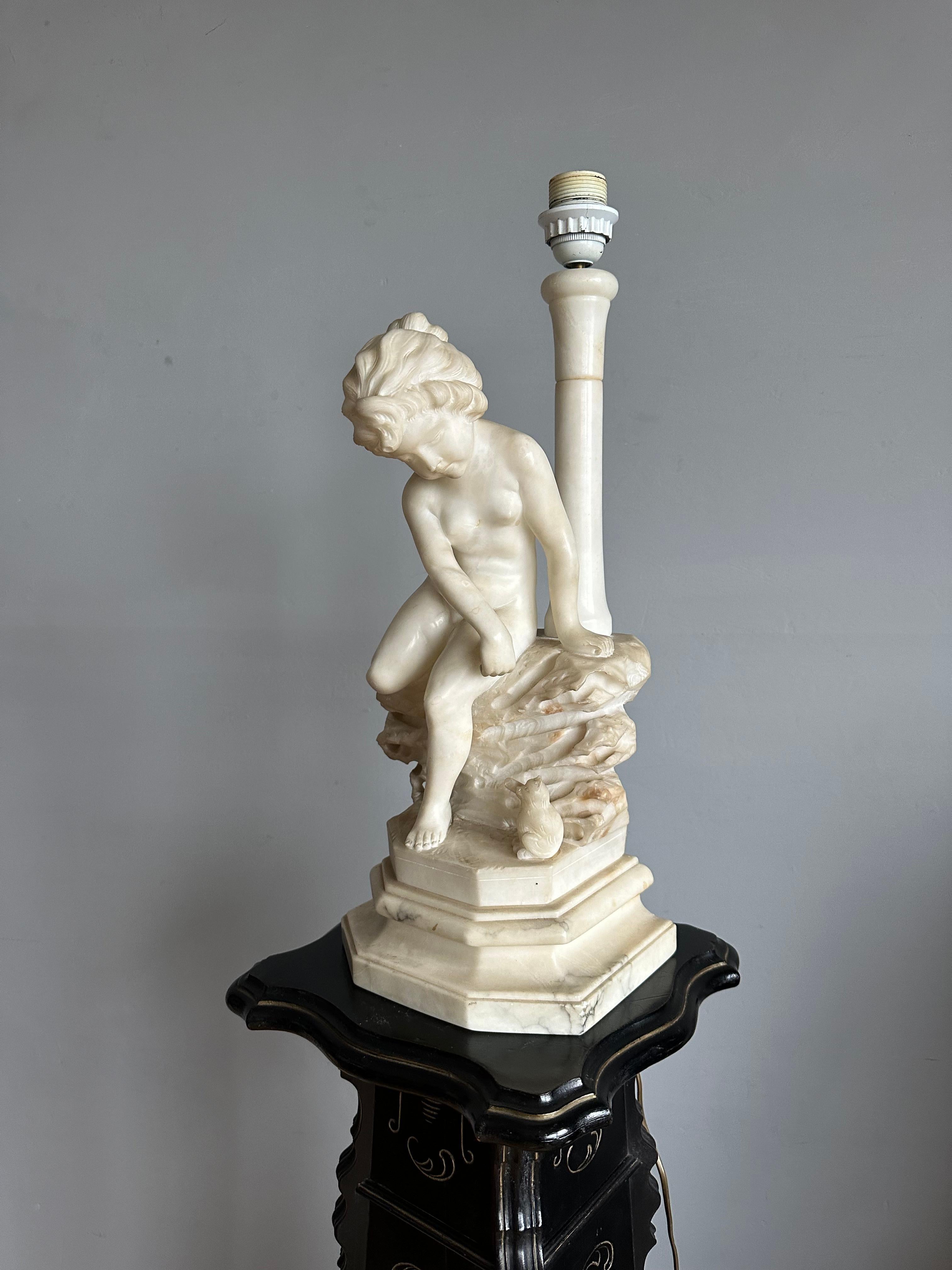 Large Sculpture en albâtre sculptée ancienne jouant avec une fille et un chaton Statue de table en vente 11