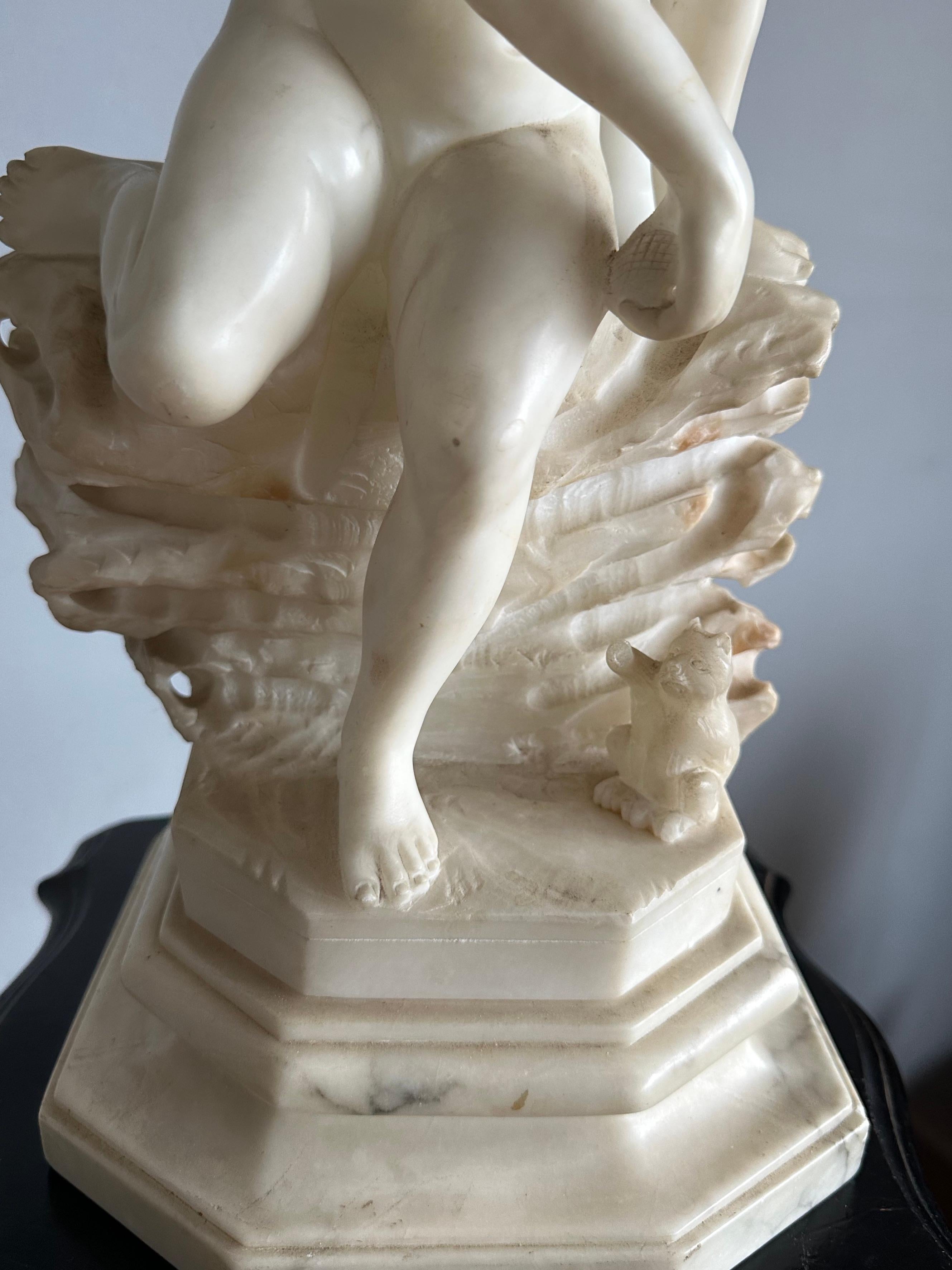 Large Sculpture en albâtre sculptée ancienne jouant avec une fille et un chaton Statue de table en vente 12