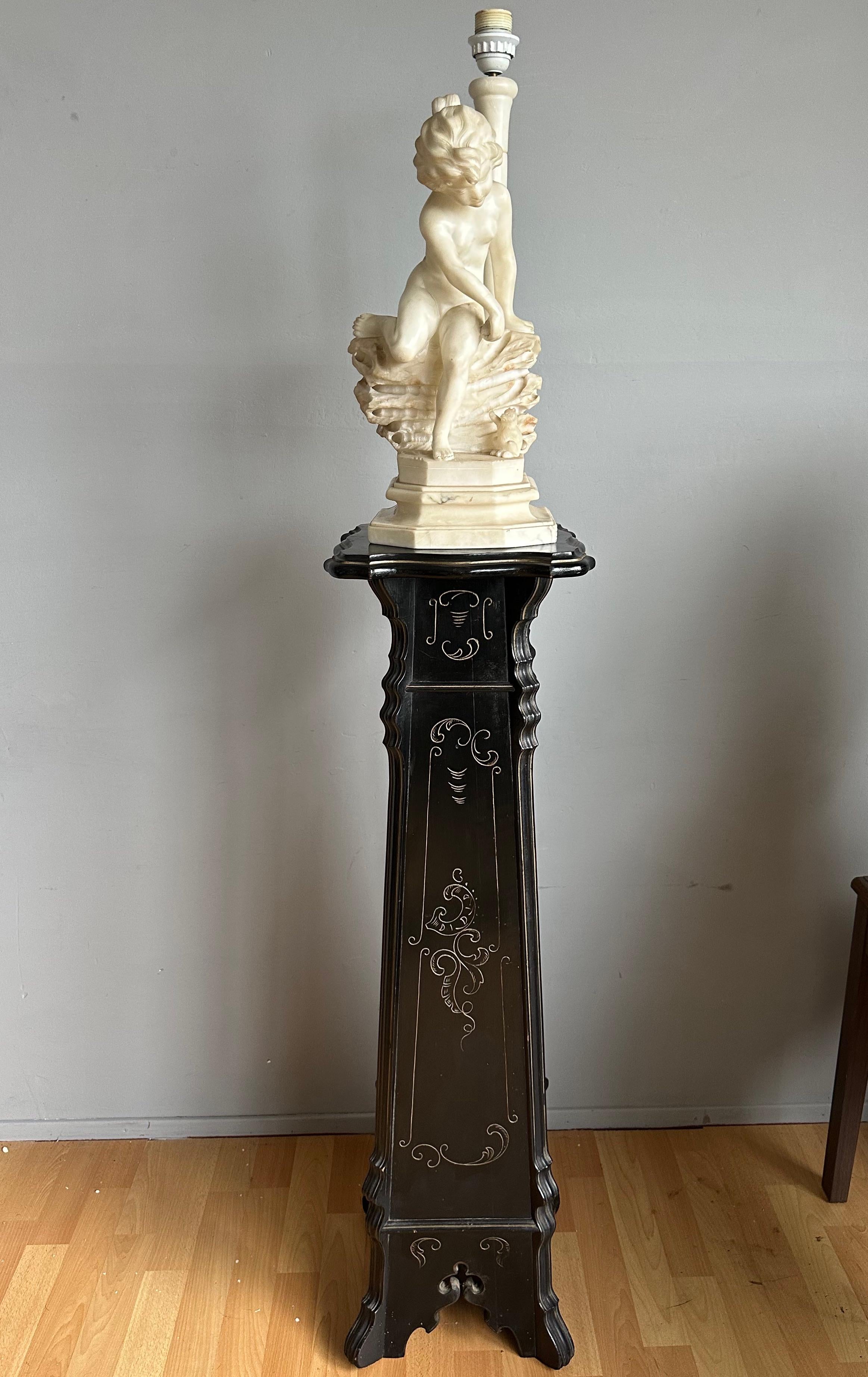 Romantique Large Sculpture en albâtre sculptée ancienne jouant avec une fille et un chaton Statue de table en vente