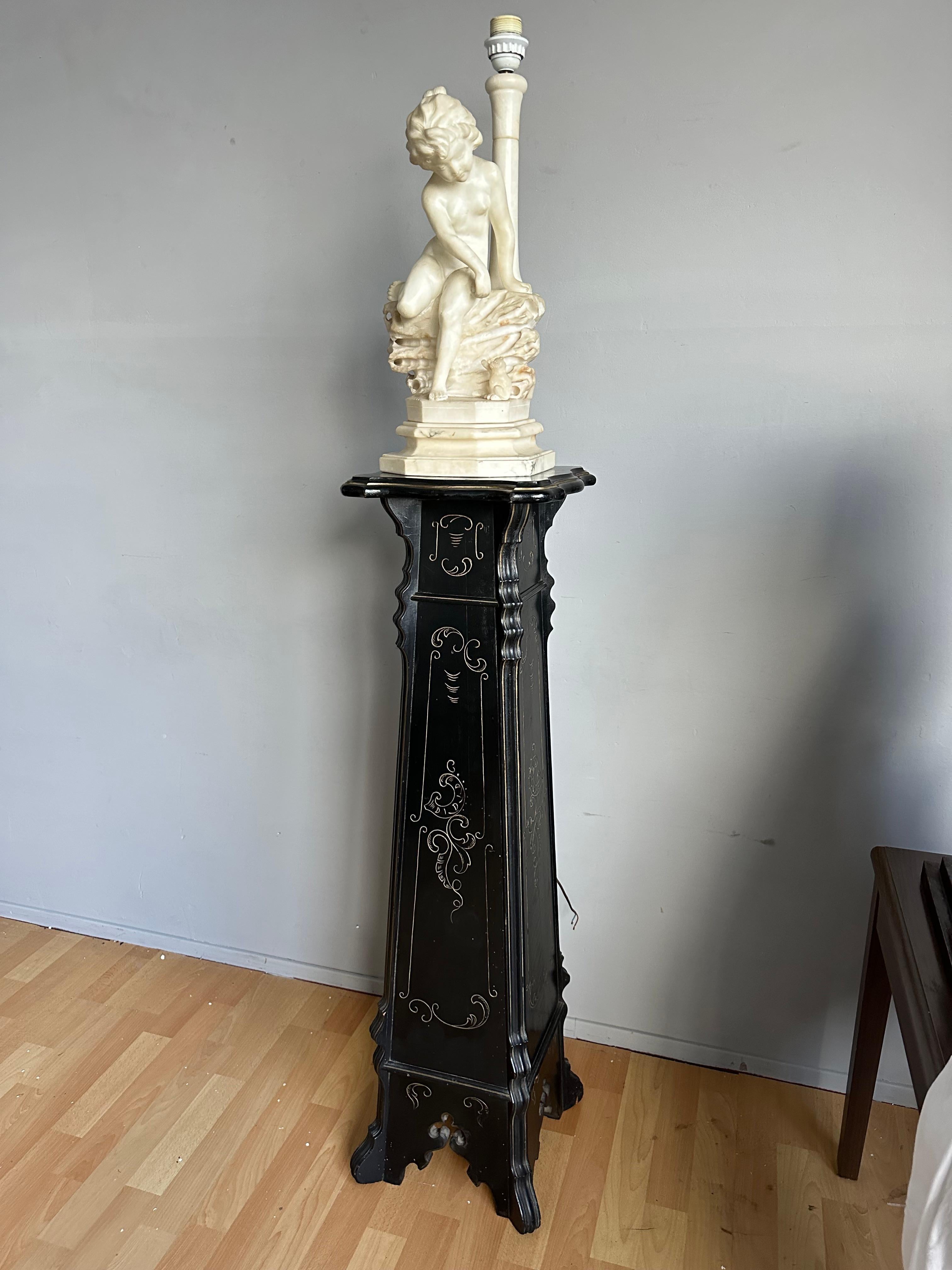 italien Large Sculpture en albâtre sculptée ancienne jouant avec une fille et un chaton Statue de table en vente