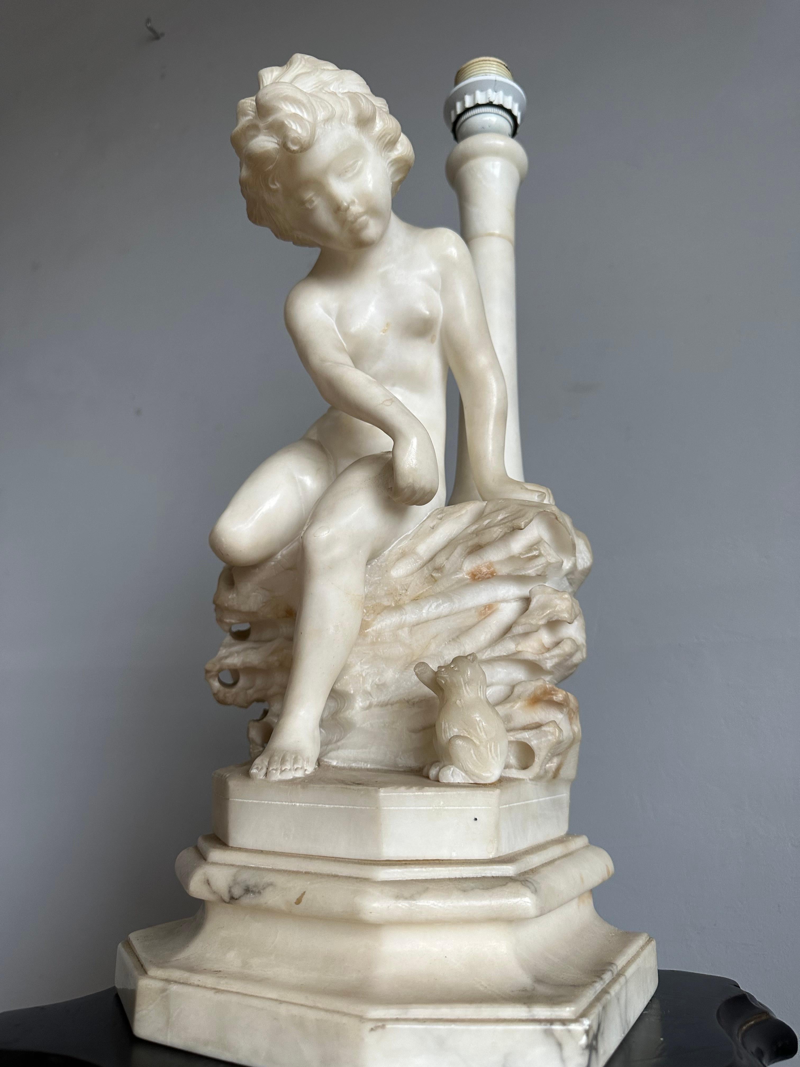 Sculpté à la main Large Sculpture en albâtre sculptée ancienne jouant avec une fille et un chaton Statue de table en vente