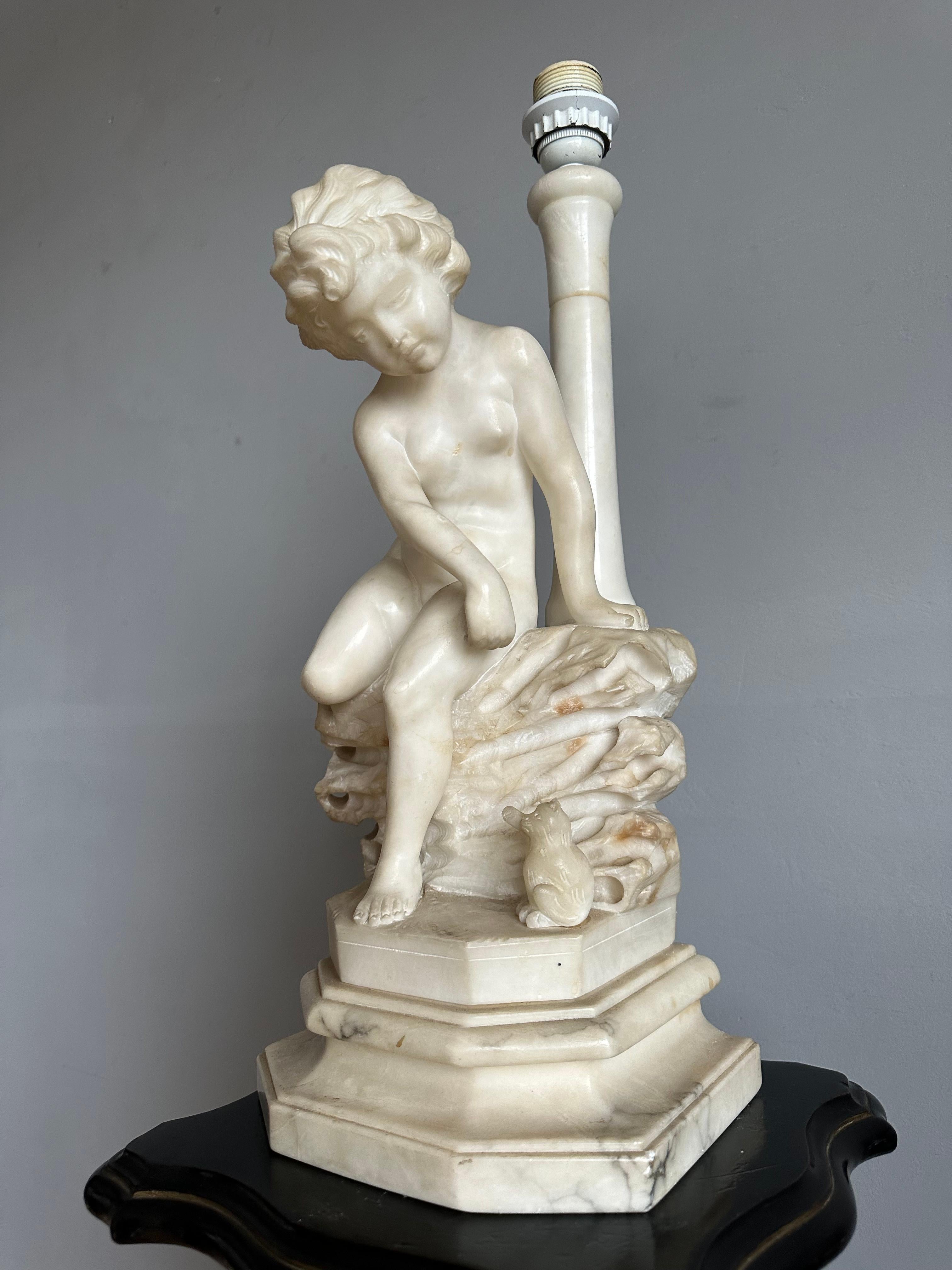 Large Sculpture en albâtre sculptée ancienne jouant avec une fille et un chaton Statue de table Excellent état - En vente à Lisse, NL