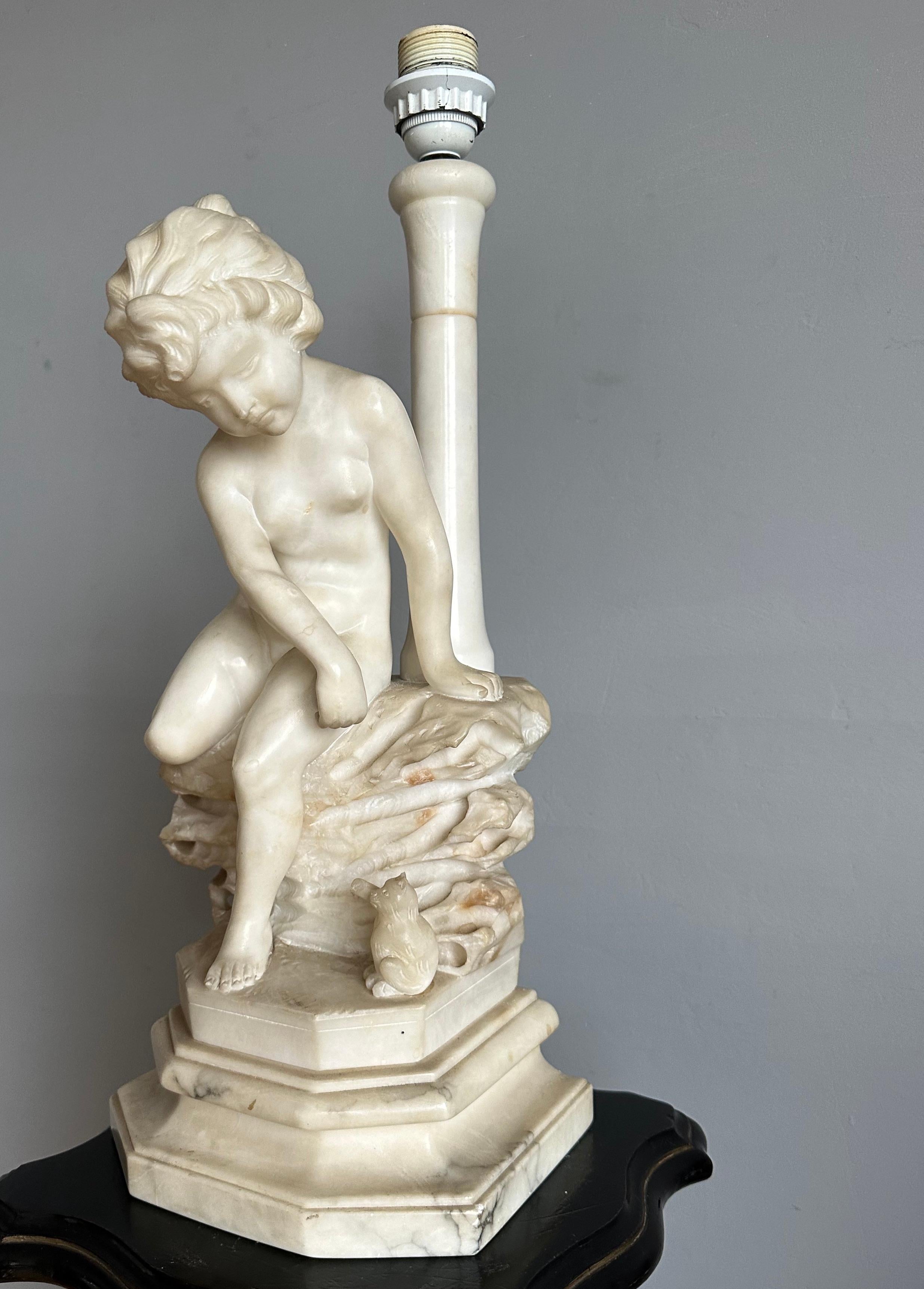 20ième siècle Large Sculpture en albâtre sculptée ancienne jouant avec une fille et un chaton Statue de table en vente