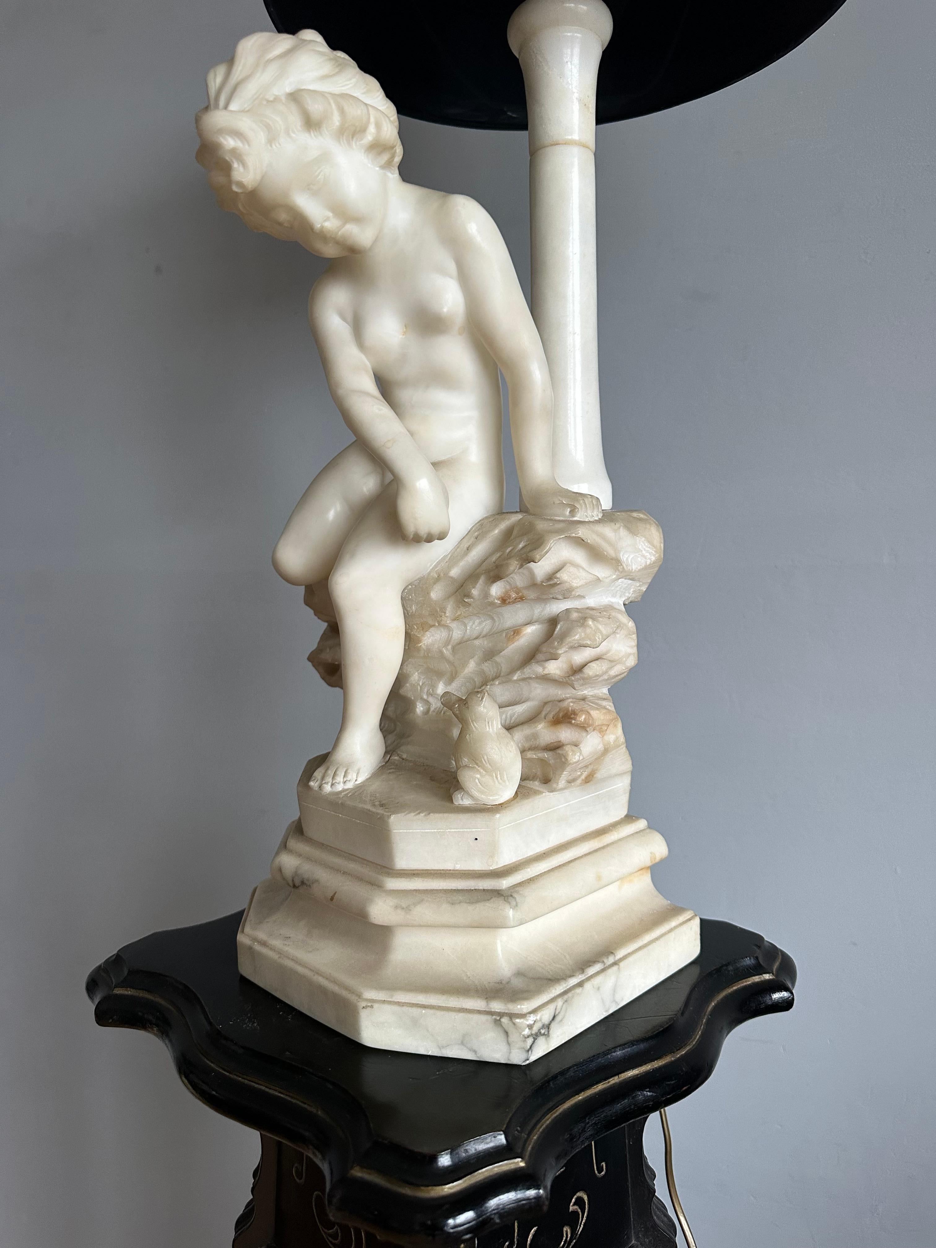 Albâtre Large Sculpture en albâtre sculptée ancienne jouant avec une fille et un chaton Statue de table en vente