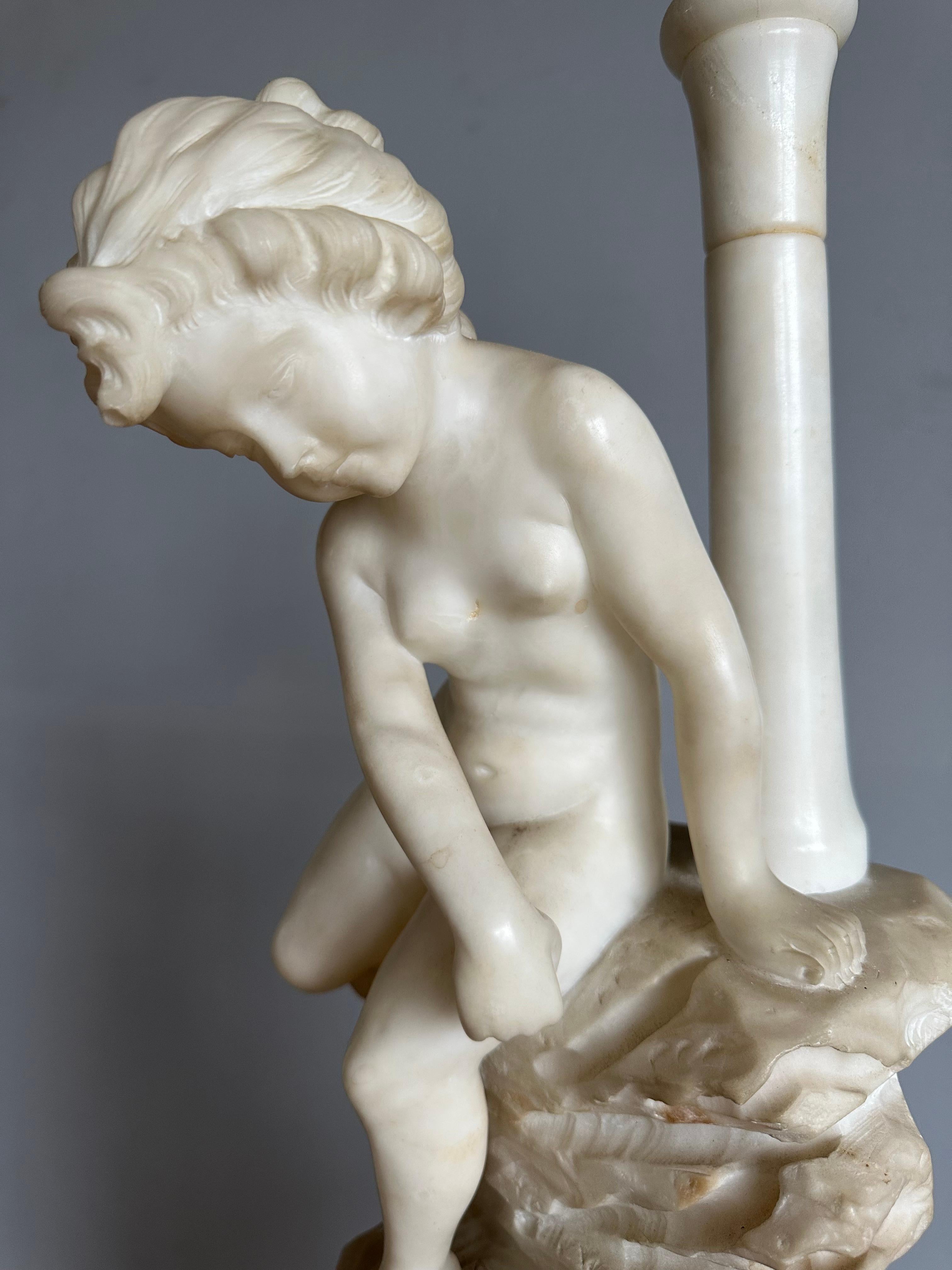 Large Sculpture en albâtre sculptée ancienne jouant avec une fille et un chaton Statue de table en vente 1
