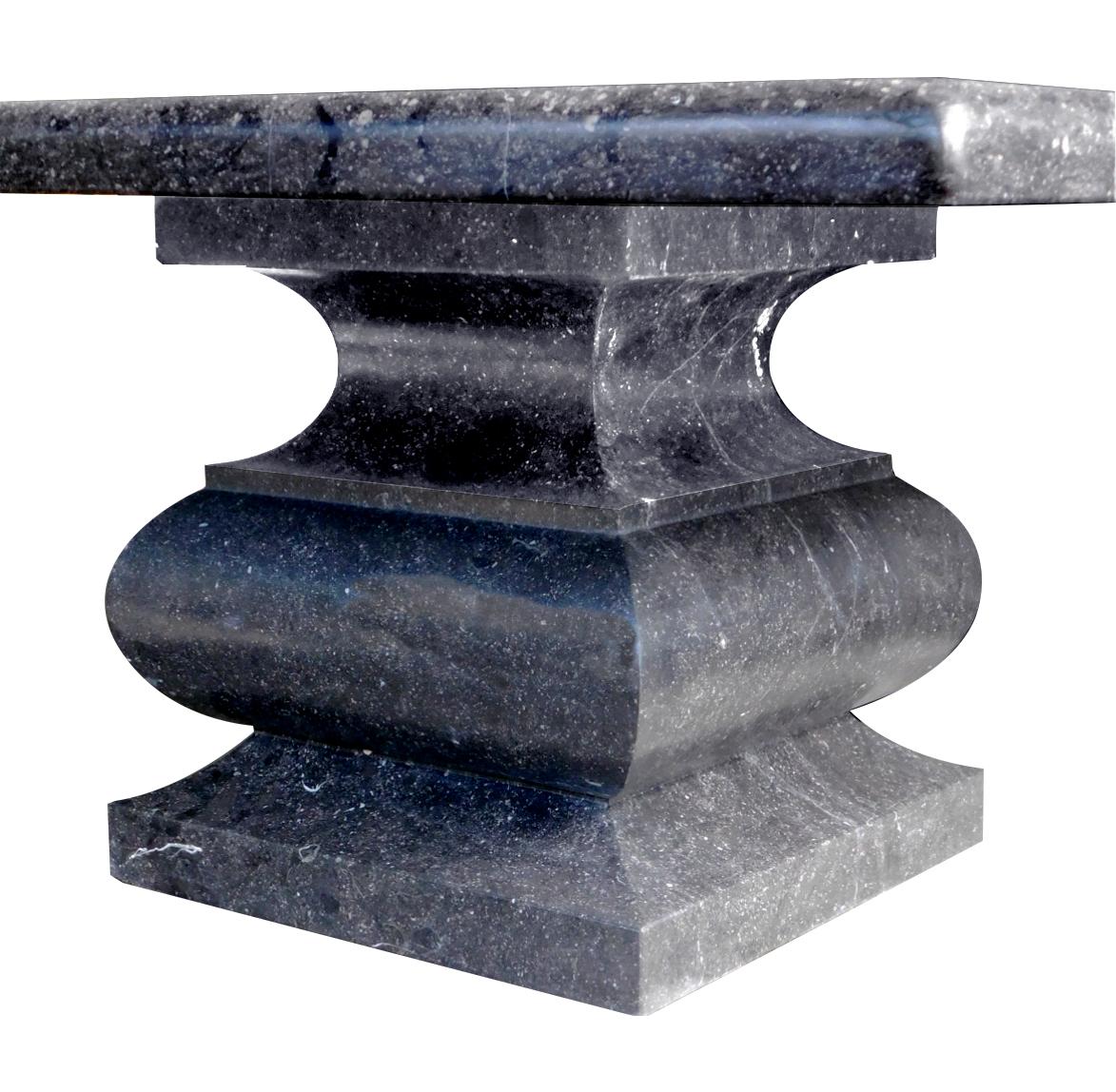 Sculpté Grande table de salle à manger/table d'appoint carrée sculptée en pierre bleue belge avec support à balustre en vente