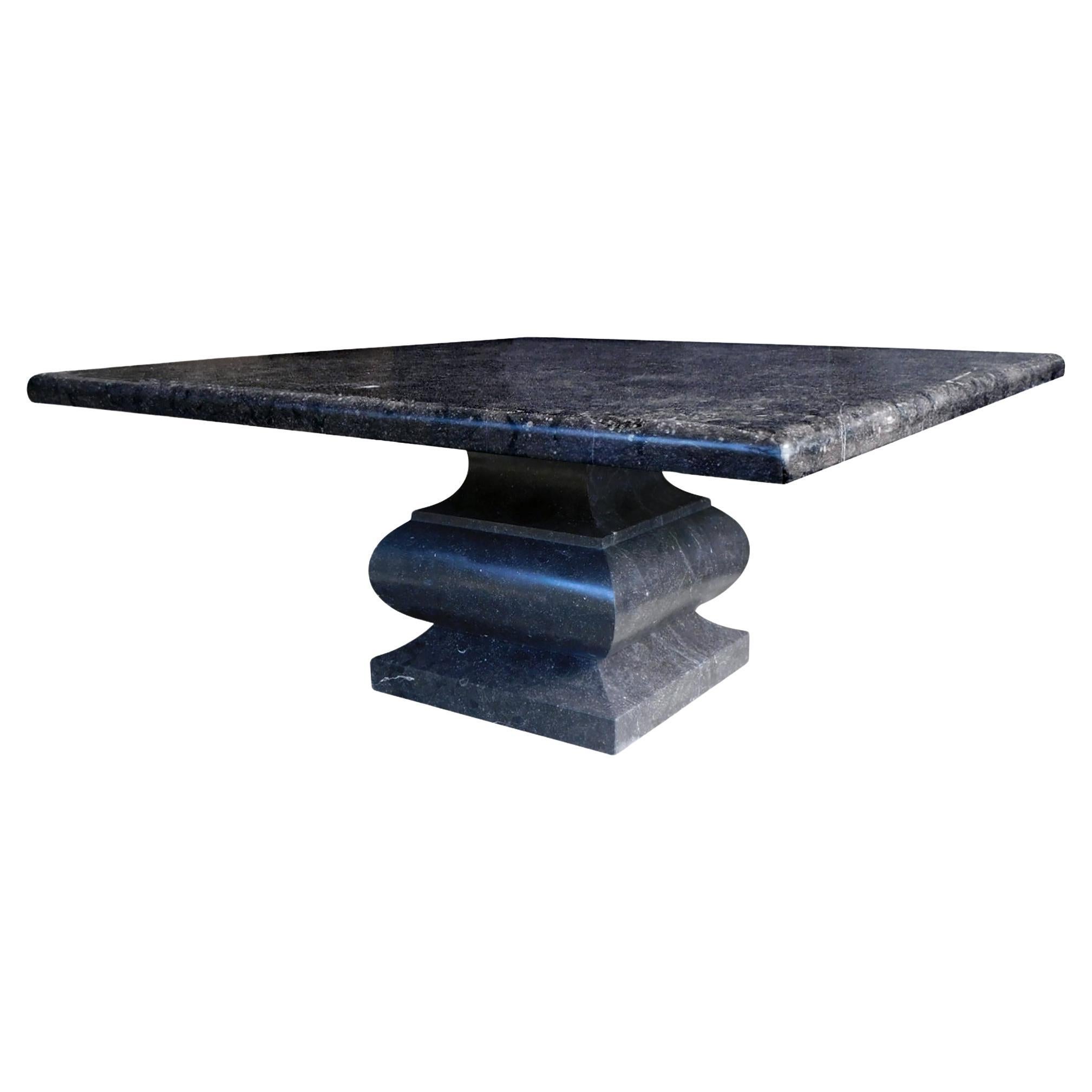 Grande table de salle à manger/table d'appoint carrée sculptée en pierre bleue belge avec support à balustre