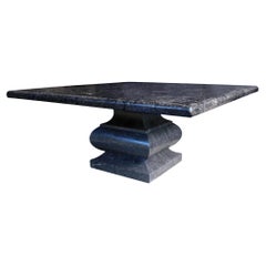 Grande table de salle à manger/table d'appoint carrée sculptée en pierre bleue belge avec support à balustre