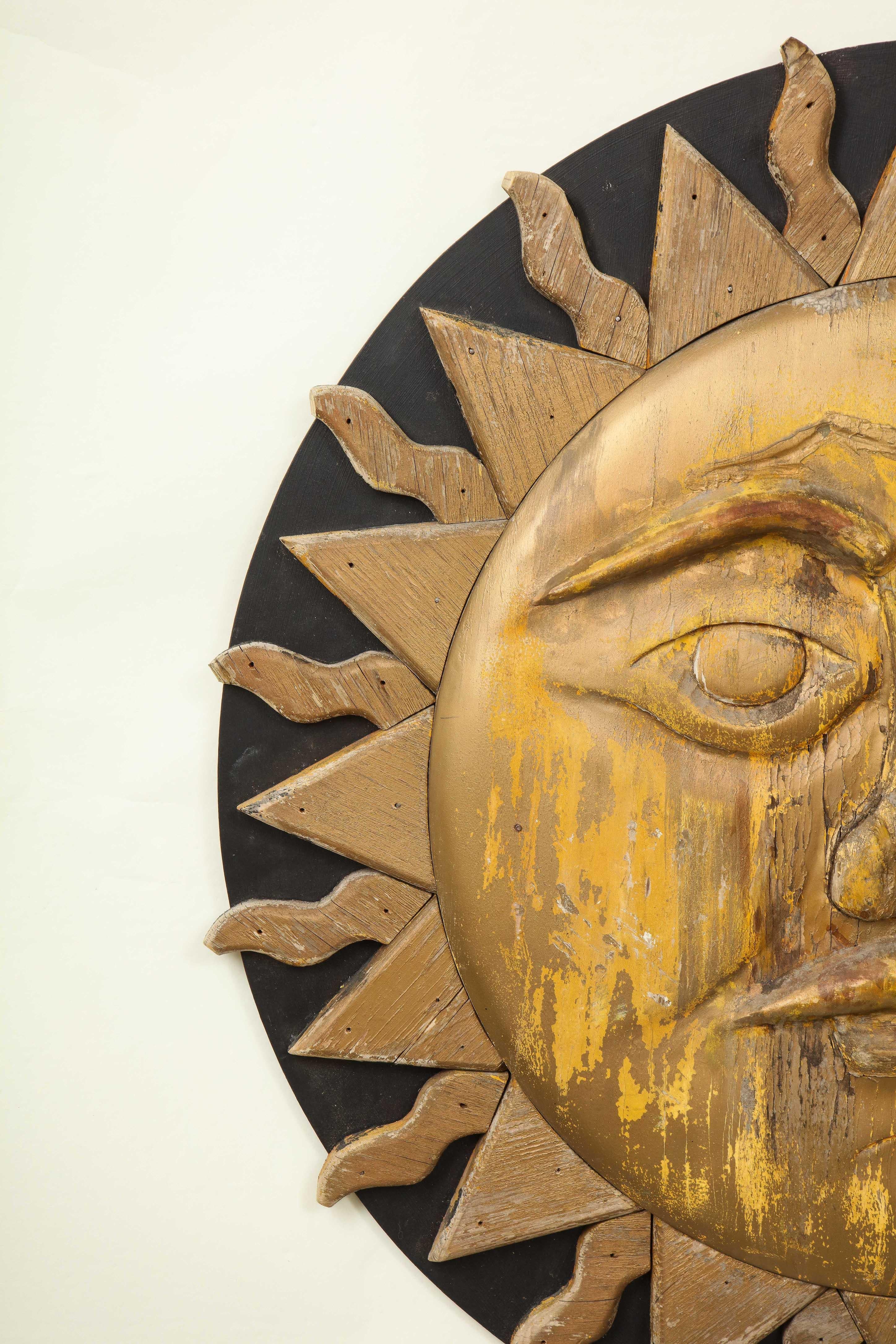 20ième siècle Grand soleil sculpté et peint en noir et or en vente