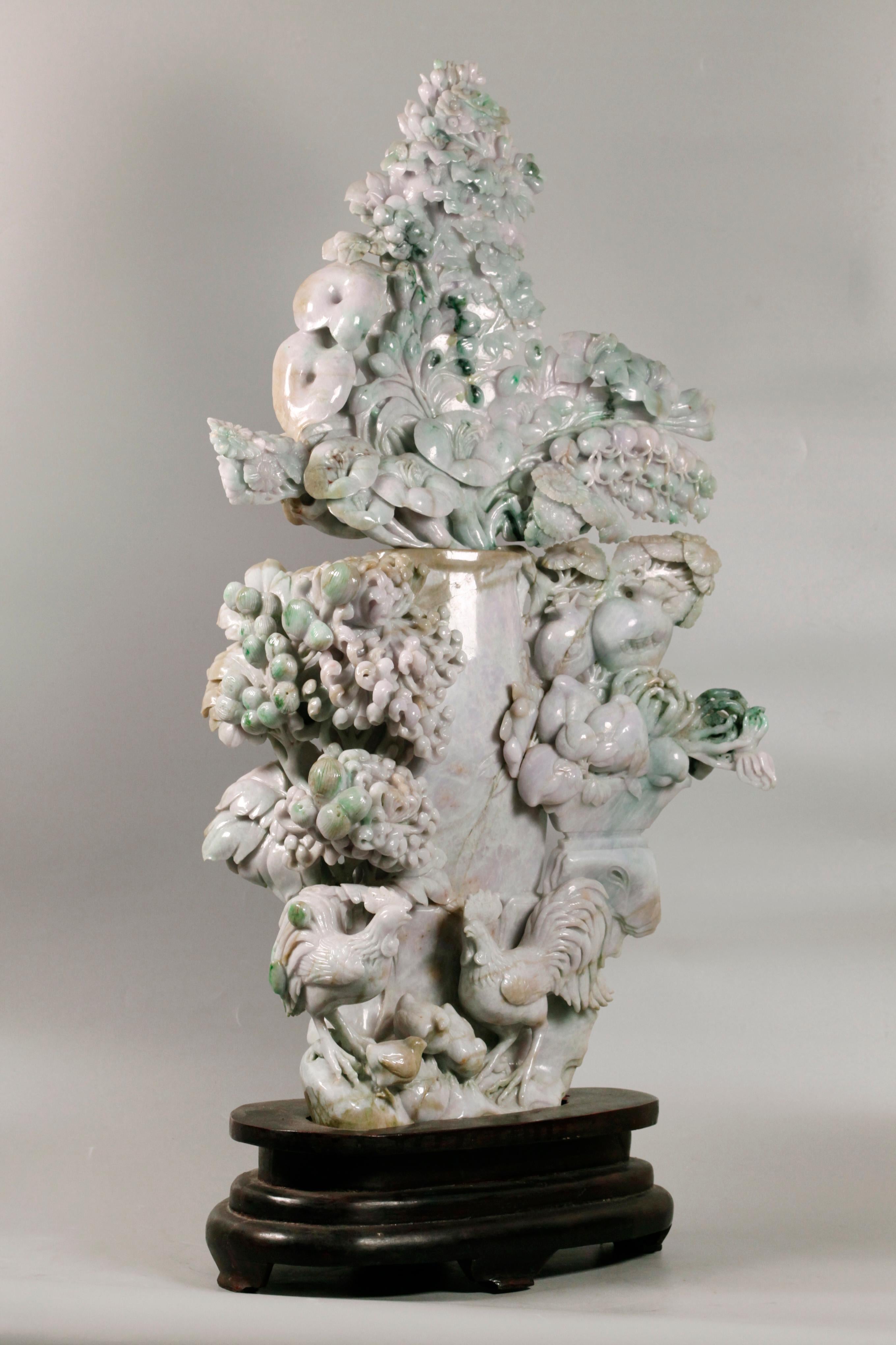 la tapa se puede quitar del jarrón; esta pieza es una talla de un jarrón con flores; también está decorada con gallos y pájaros; tamaño total con base de madera 35,5 pulg.(H); tamaño de la talla de jade solamente (sin incluir la base de madera): 30