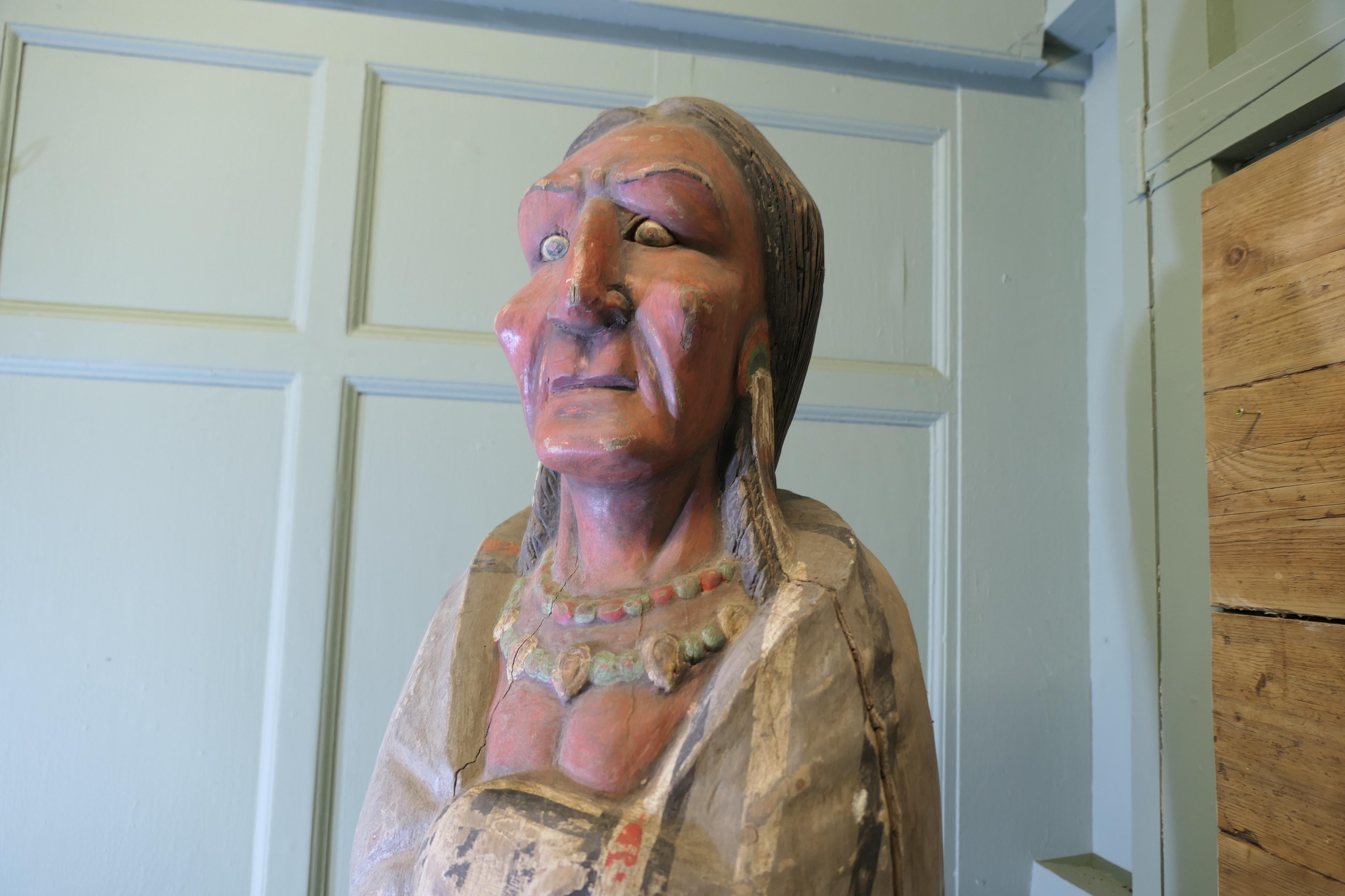 Grand Indien sculpté pour magasin de cigares, enseigne de magasin  Il s'agit d'une trouvaille très rare, il i en vente 1